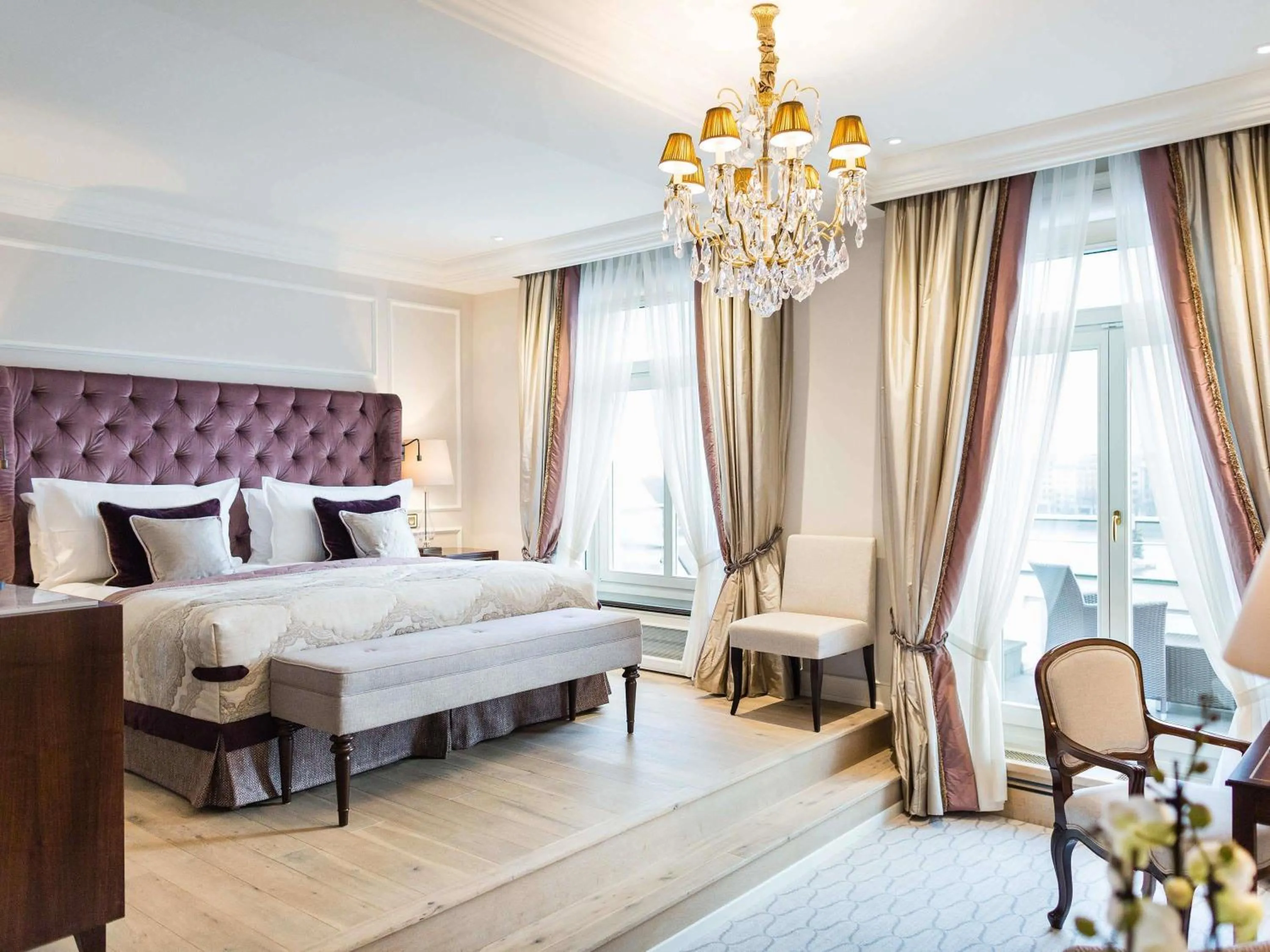 Bedroom, Bed in Fairmont Hotel Vier Jahreszeiten