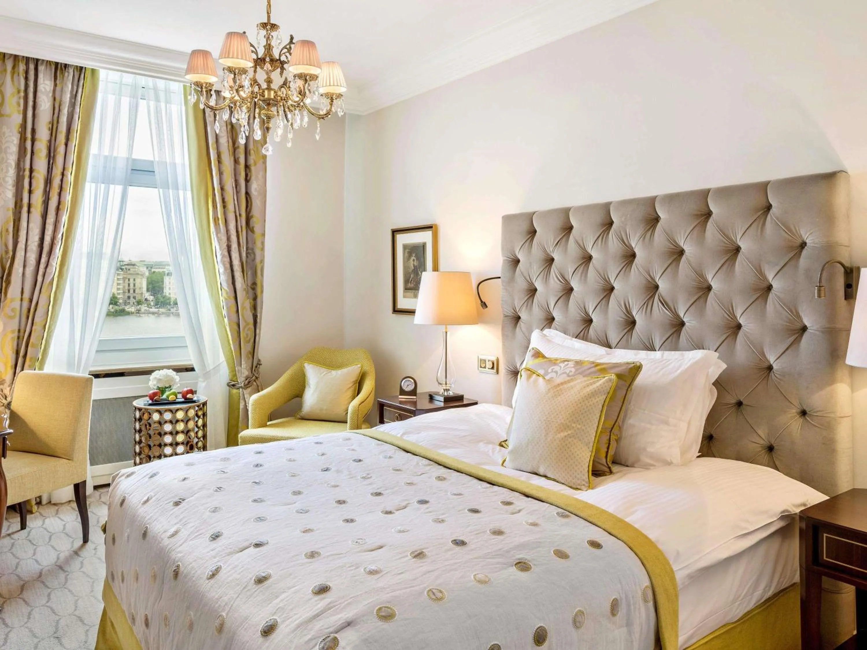 Bedroom, Bed in Fairmont Hotel Vier Jahreszeiten