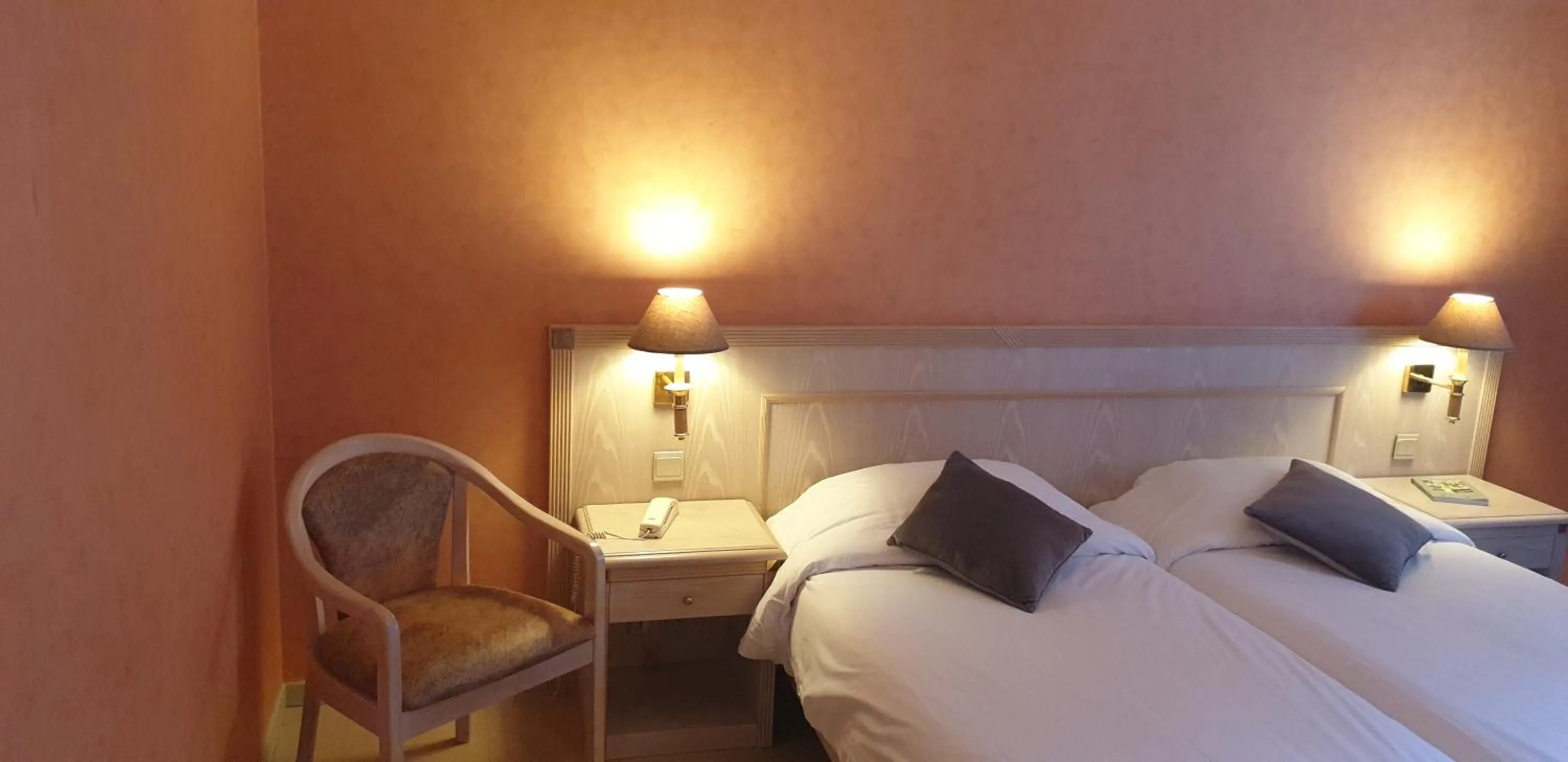 Bedroom, Bed in Logis L'Auberge Bourbonnaise