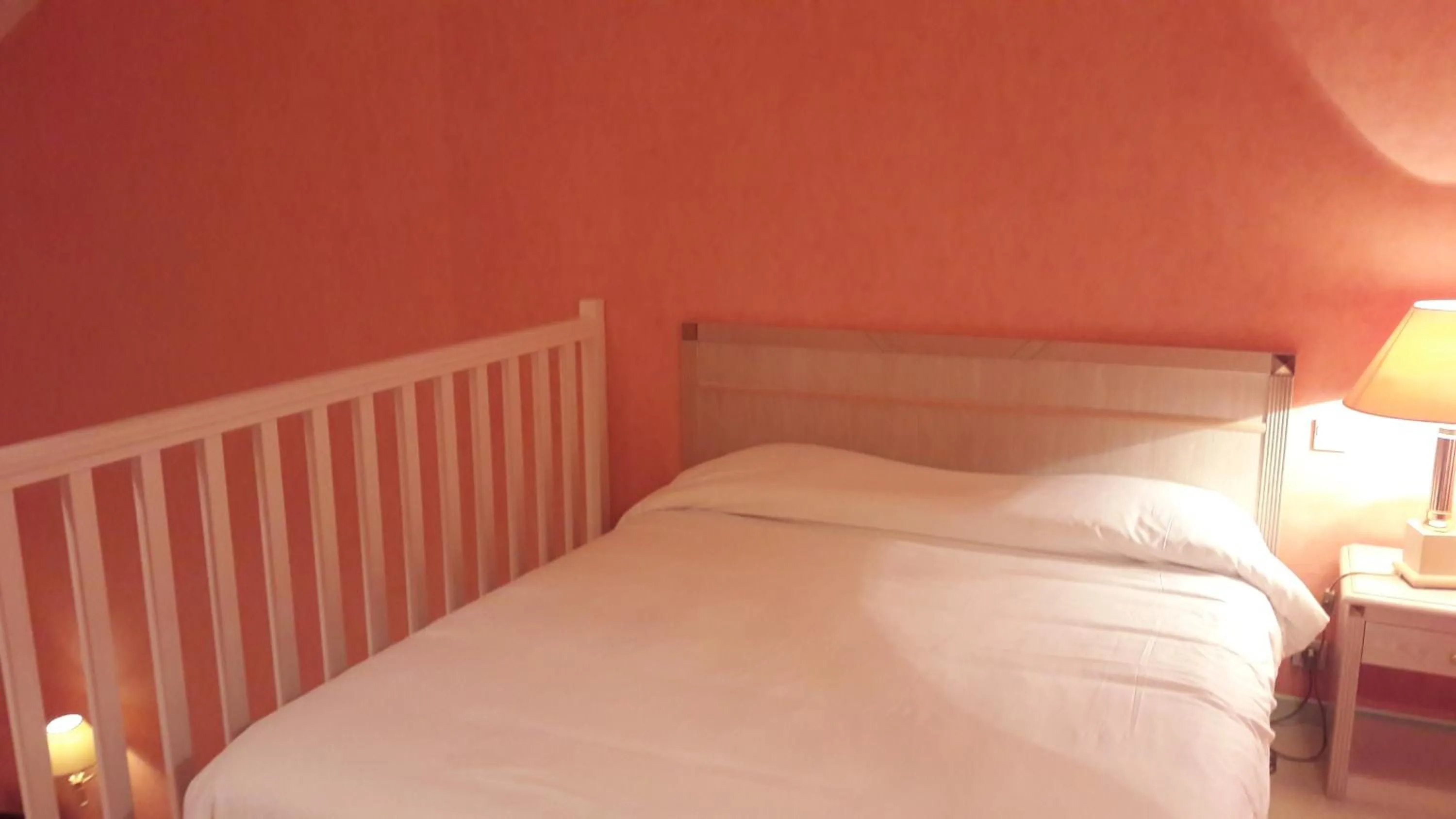 Bed in Logis L'Auberge Bourbonnaise