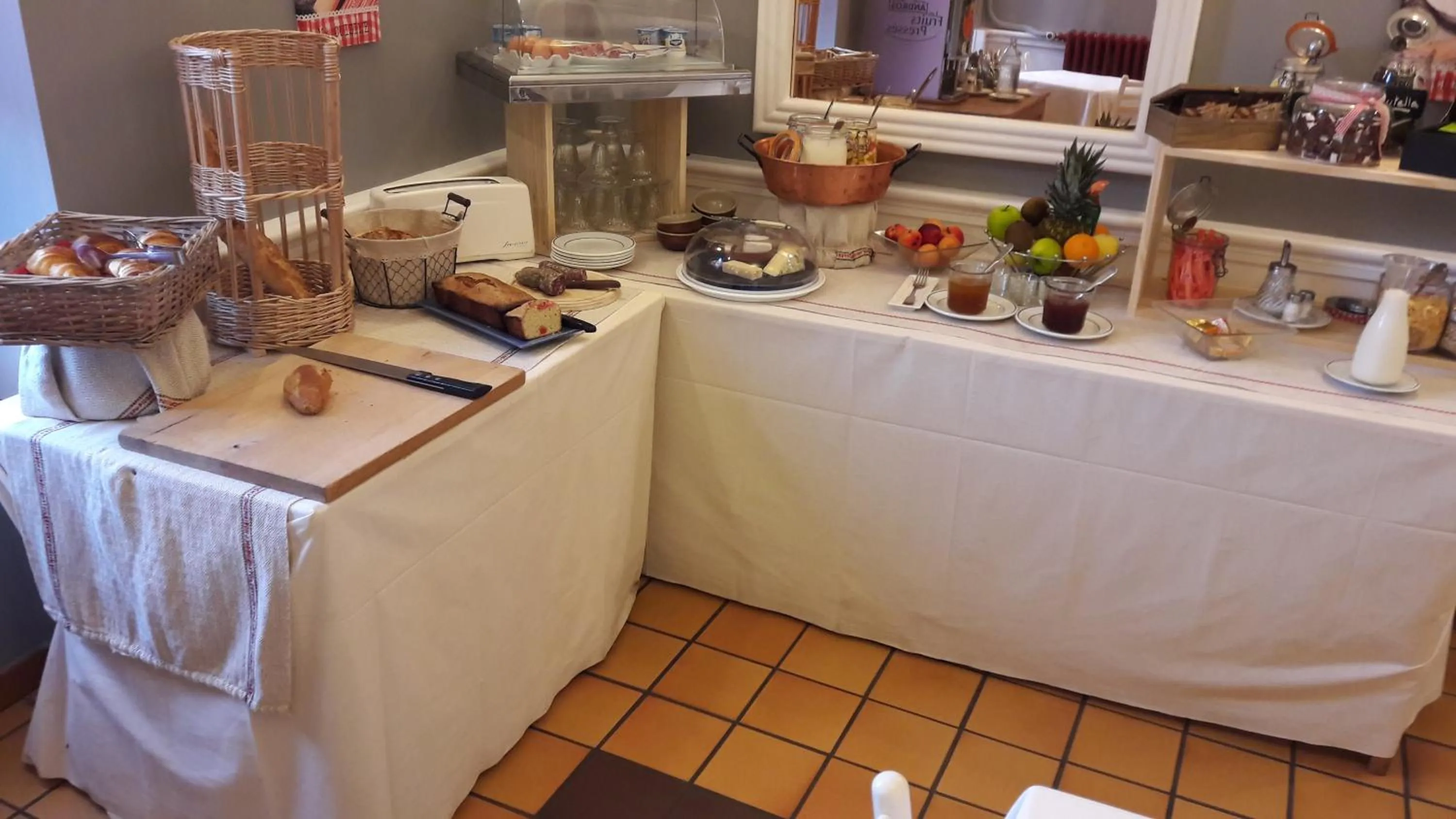 Buffet breakfast in Logis L'Auberge Bourbonnaise