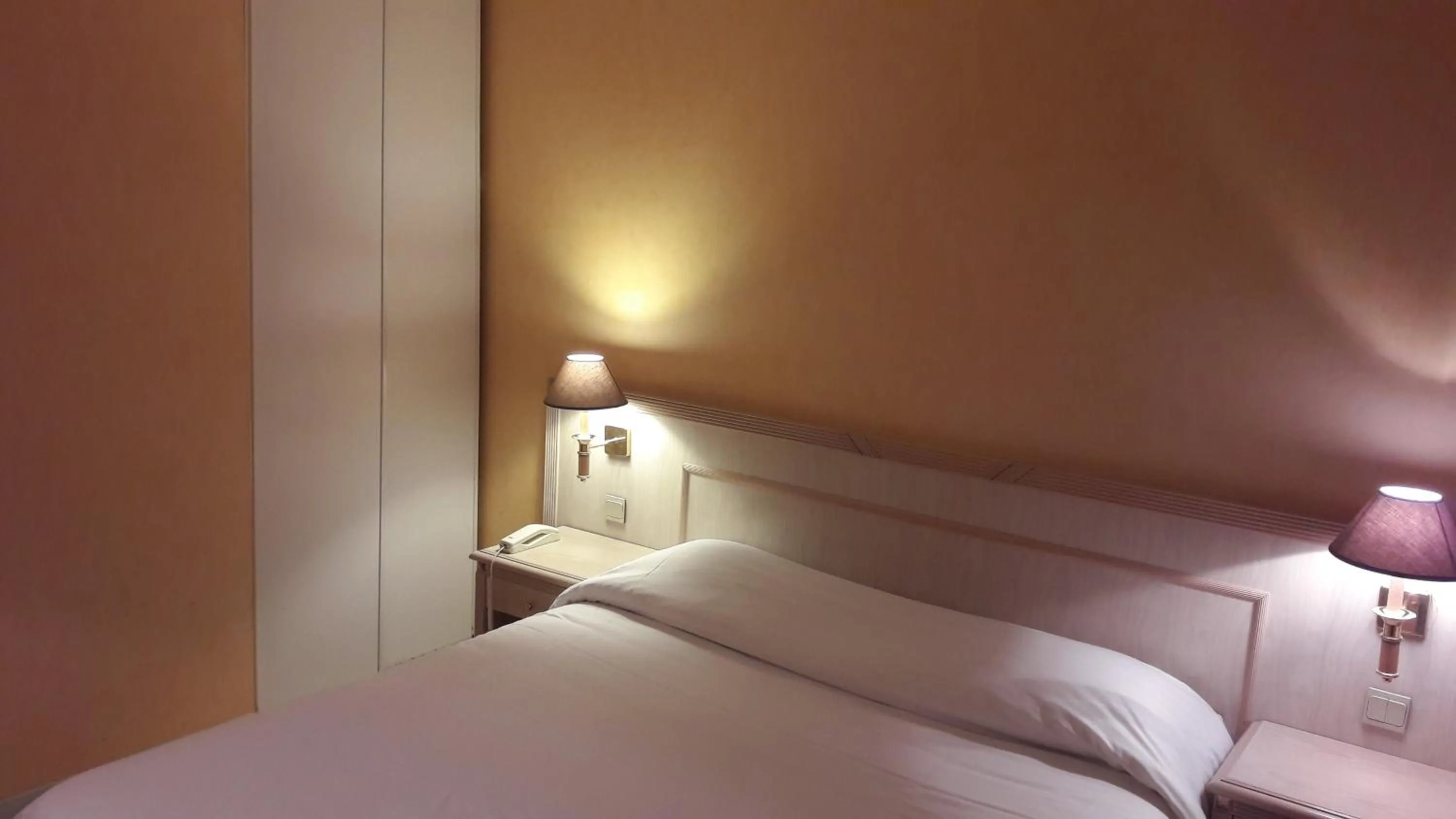 Bed in Logis L'Auberge Bourbonnaise