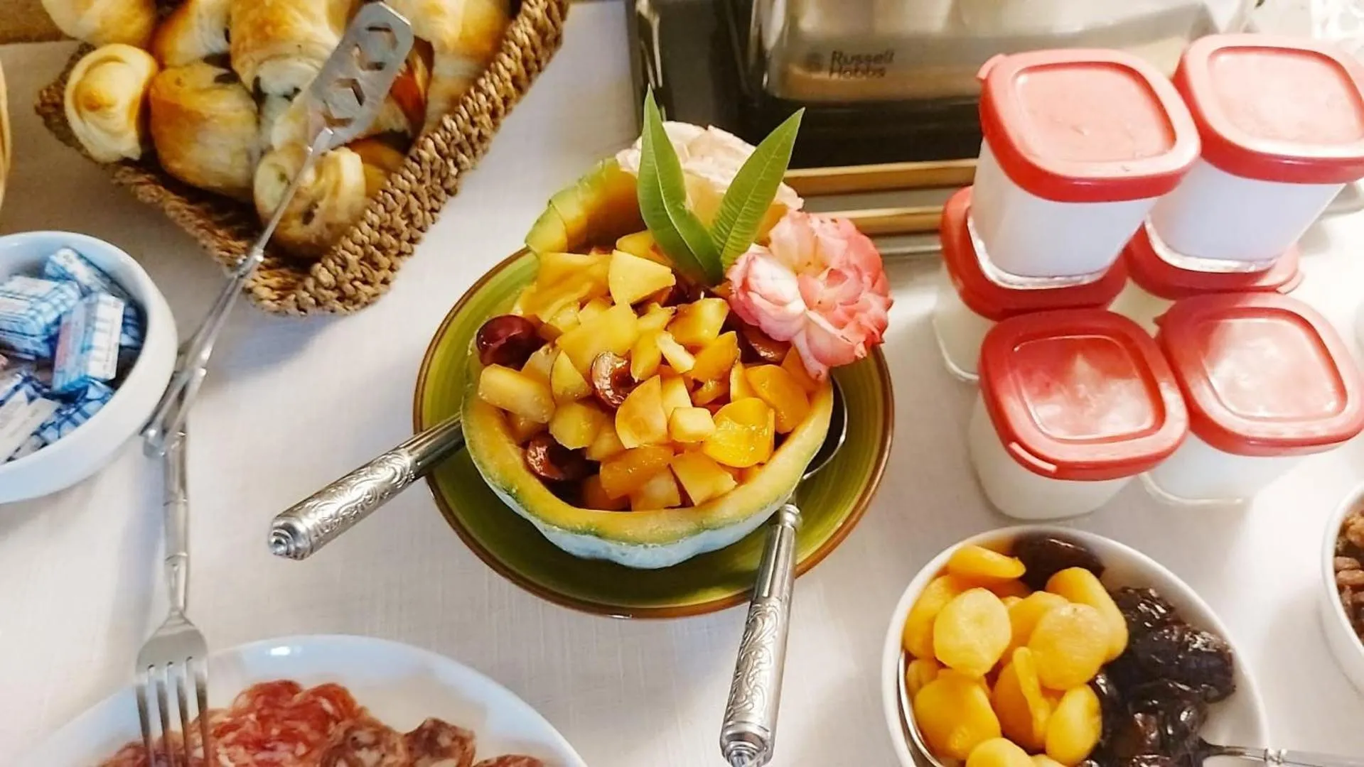 Breakfast in Domaine de Rhodes - 5 Chambres et 7 locations de vacances