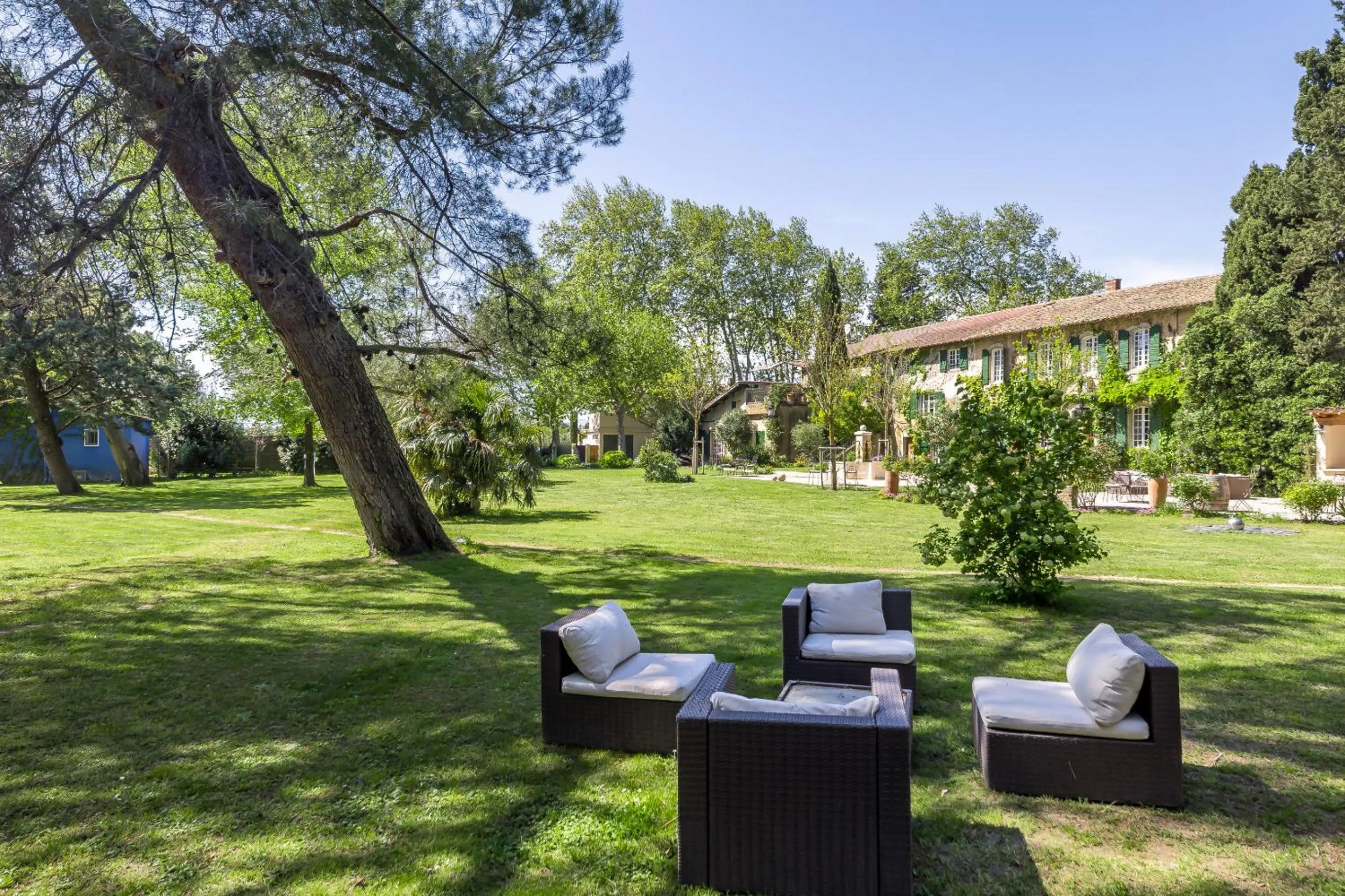 Garden in Domaine de Rhodes - 5 Chambres et 7 locations de vacances