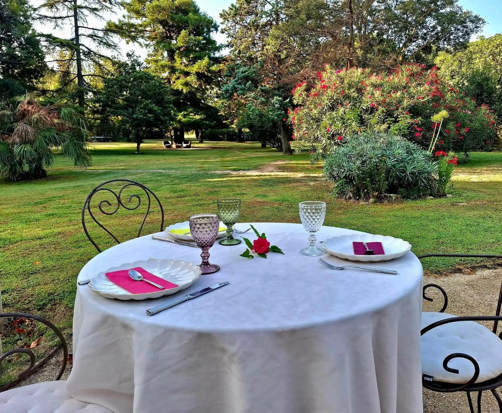 Breakfast in Domaine de Rhodes - 5 Chambres et 7 locations de vacances
