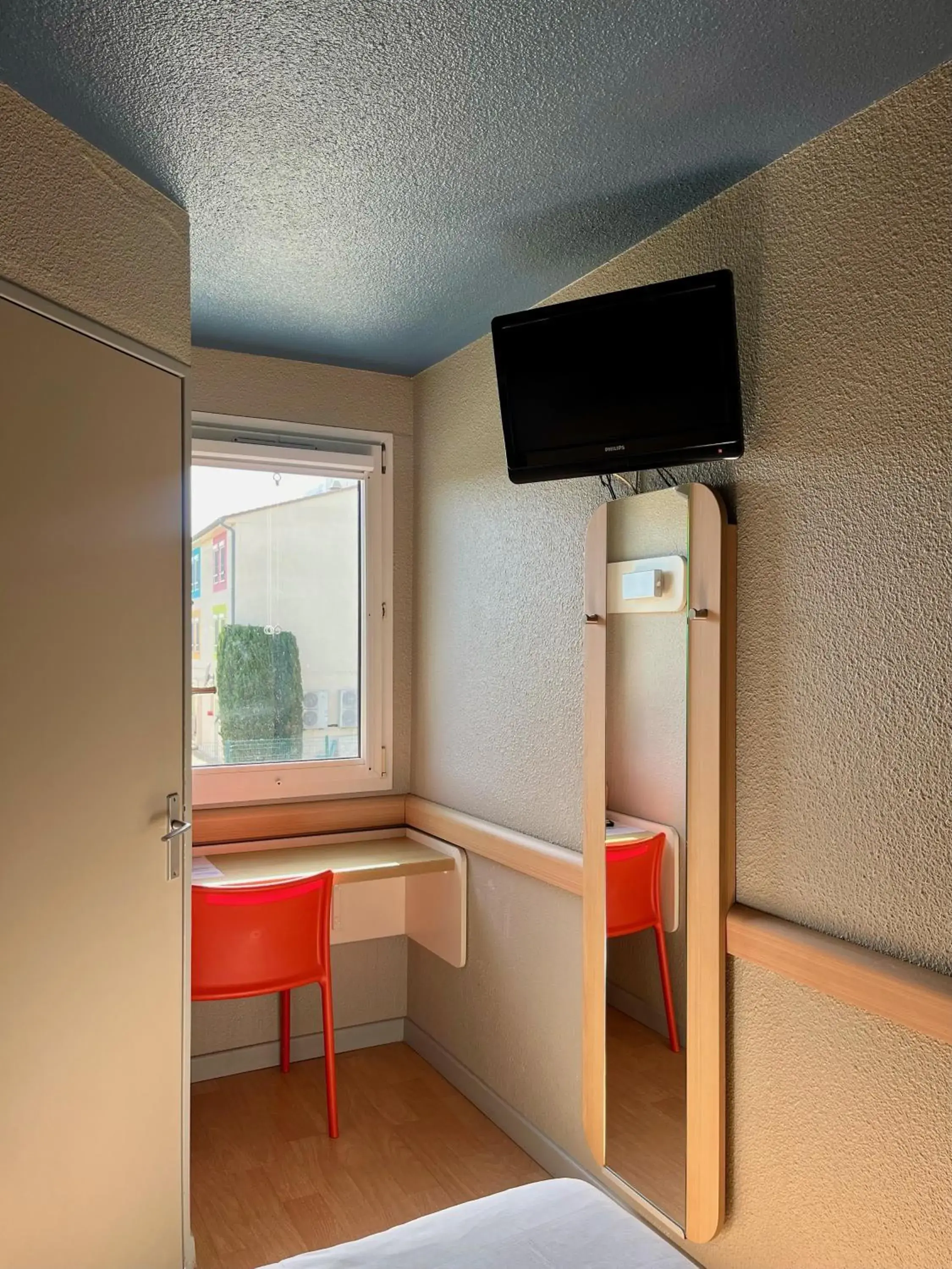 TV and multimedia, Bed in ibis budget Arles Sud Fourchon TV and multimedia, Bed in ibis budget Arles Sud Fourchon