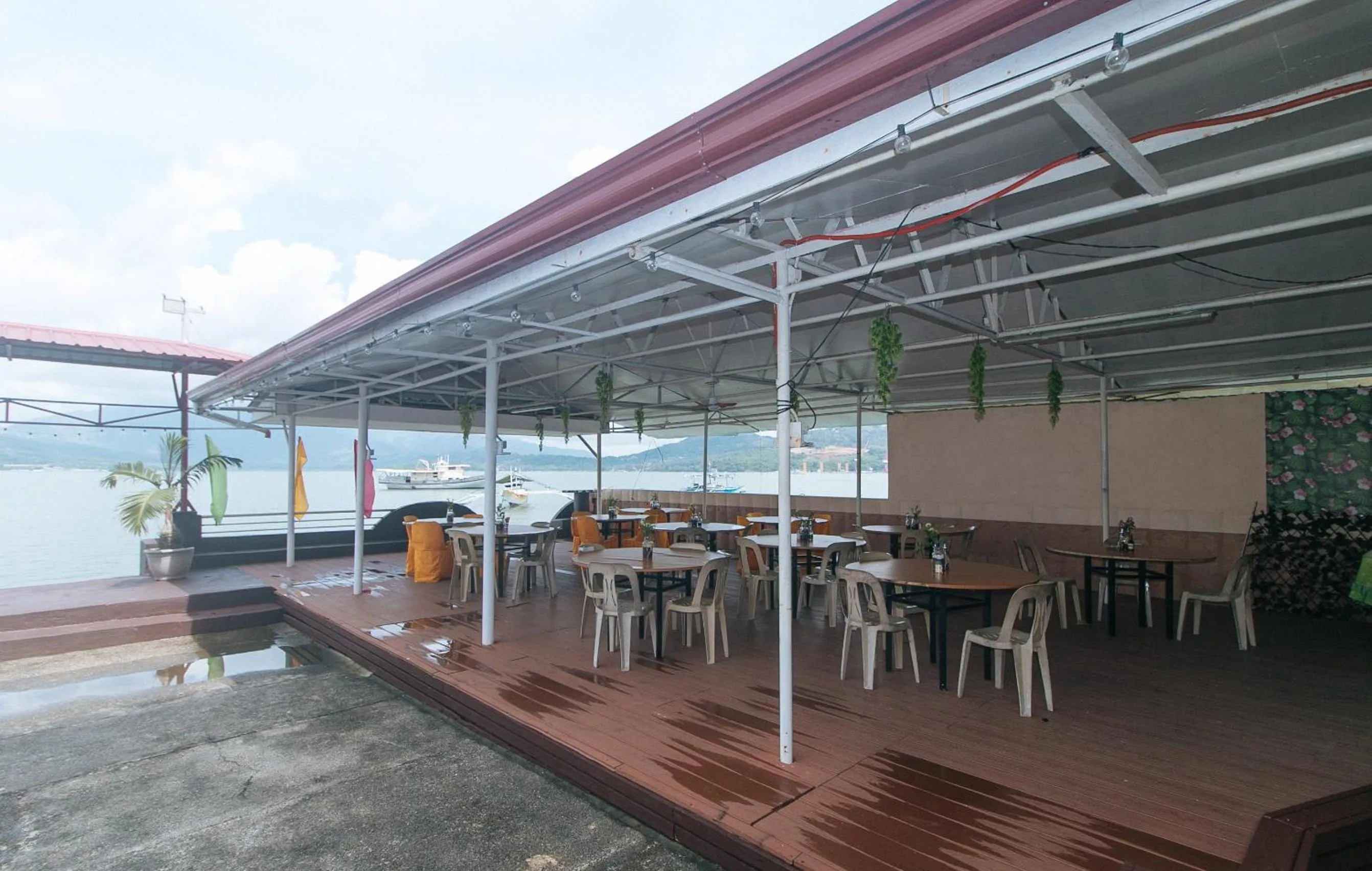 Restaurant/places to eat in RedDoorz Plus @ Seaborne Hotel Subic Zambales