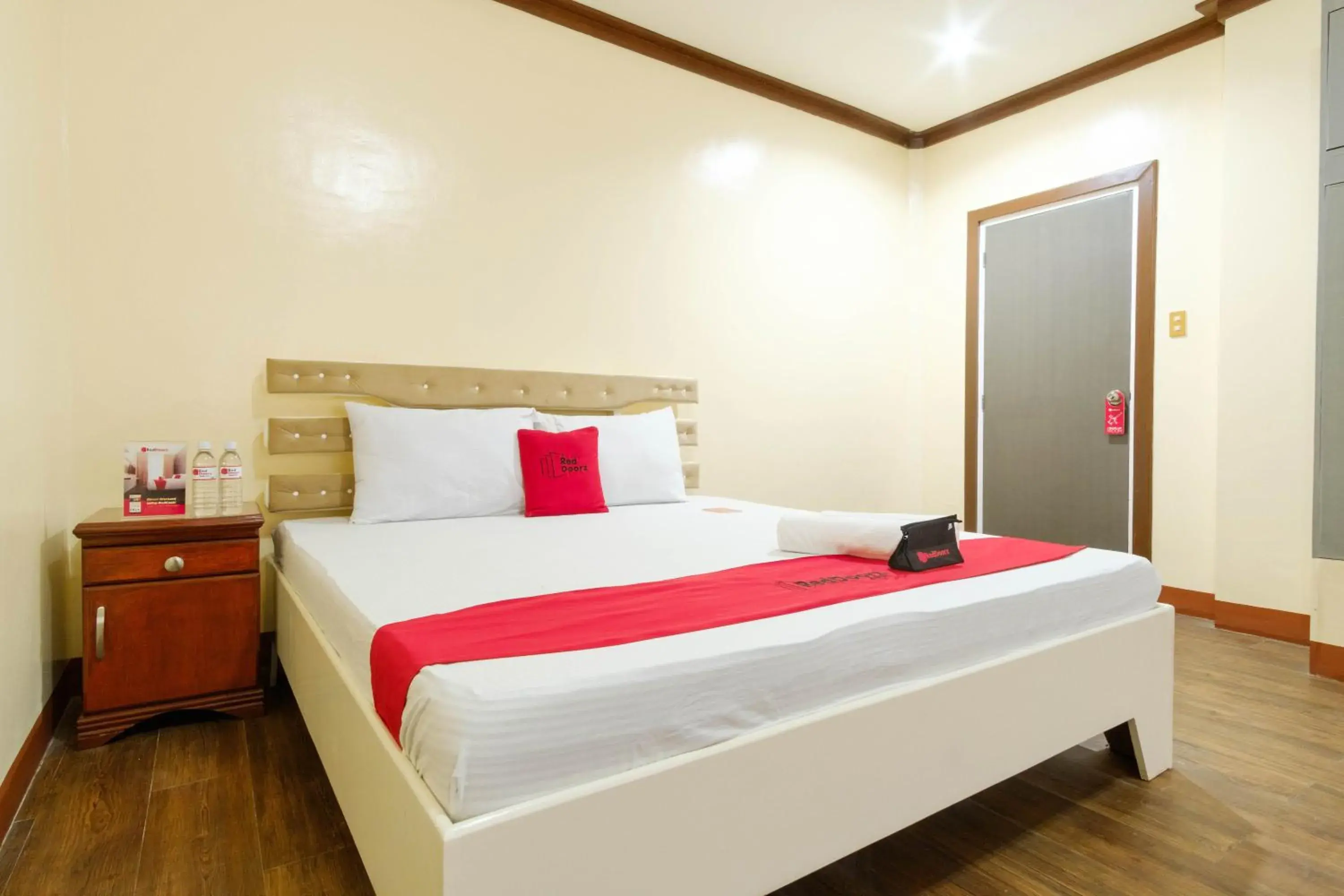 Deluxe King Room in RedDoorz Plus @ Seaborne Hotel Subic Zambales Deluxe King Room in RedDoorz Plus @ Seaborne Hotel Subic Zambales