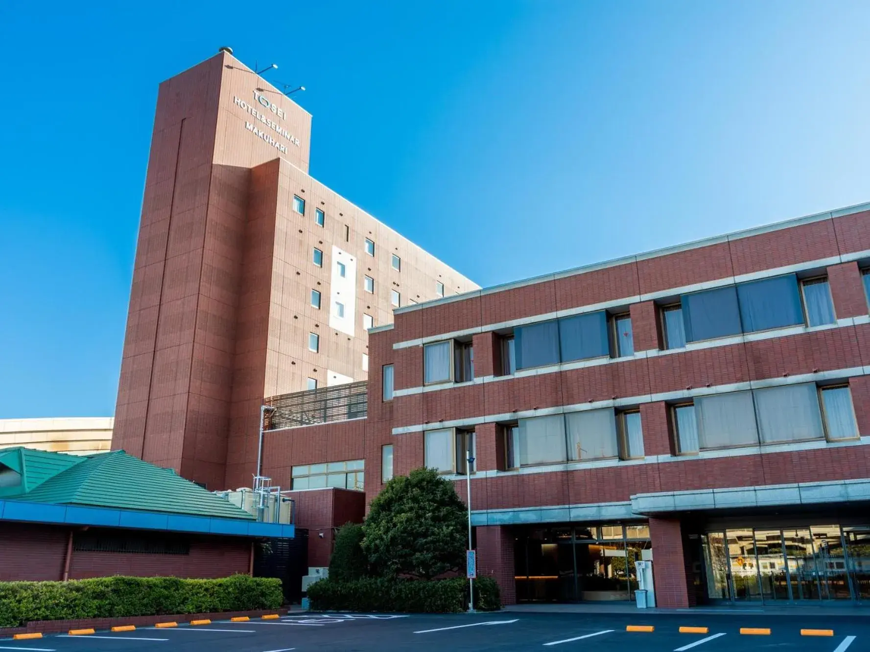 Property building in Tosei Hotel & Seminar Makuhari Property building in Tosei Hotel & Seminar Makuhari