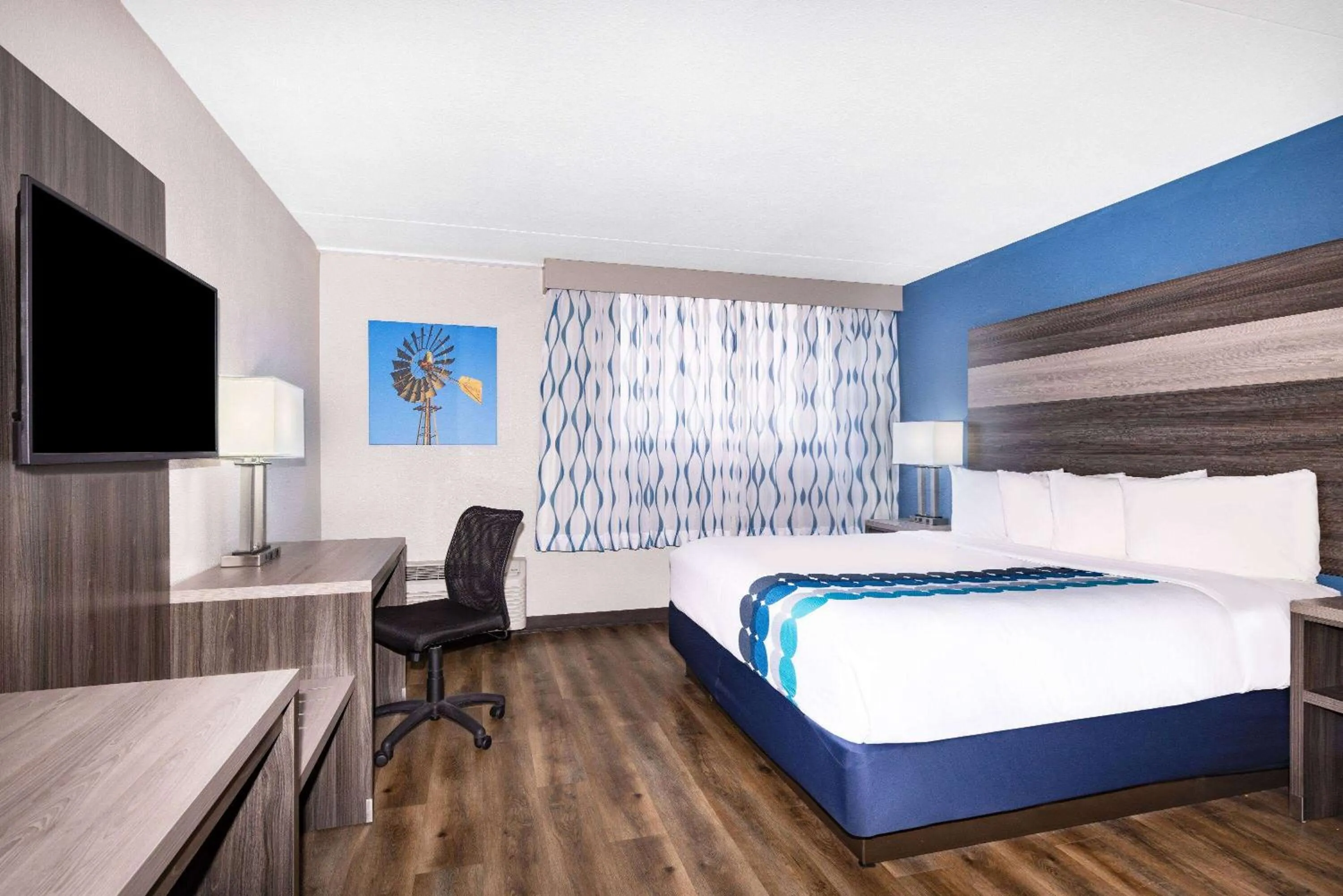 Photo of the whole room, Bed in Wingate by Wyndham Wichita Airport