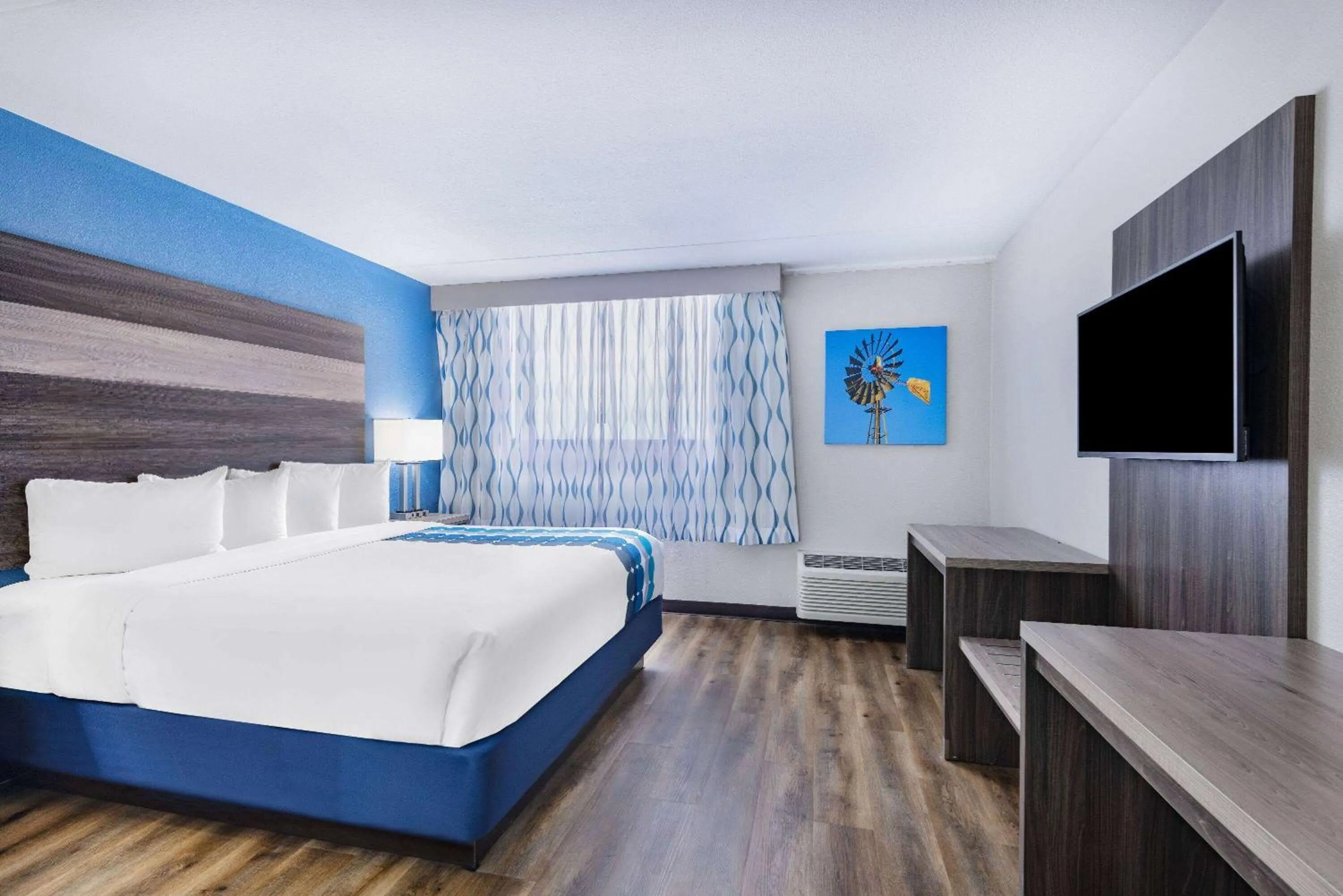Photo of the whole room, Bed in Wingate by Wyndham Wichita Airport