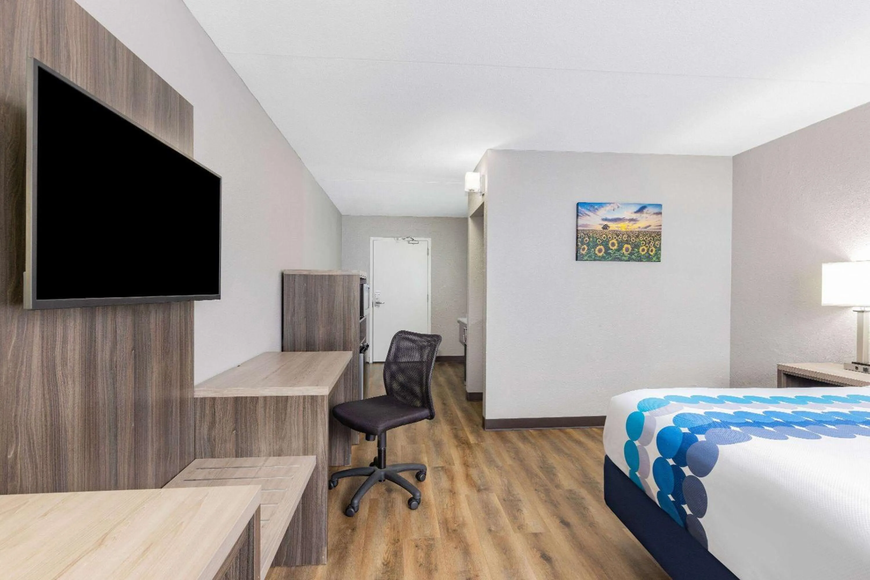 Photo of the whole room, Bed in Wingate by Wyndham Wichita Airport