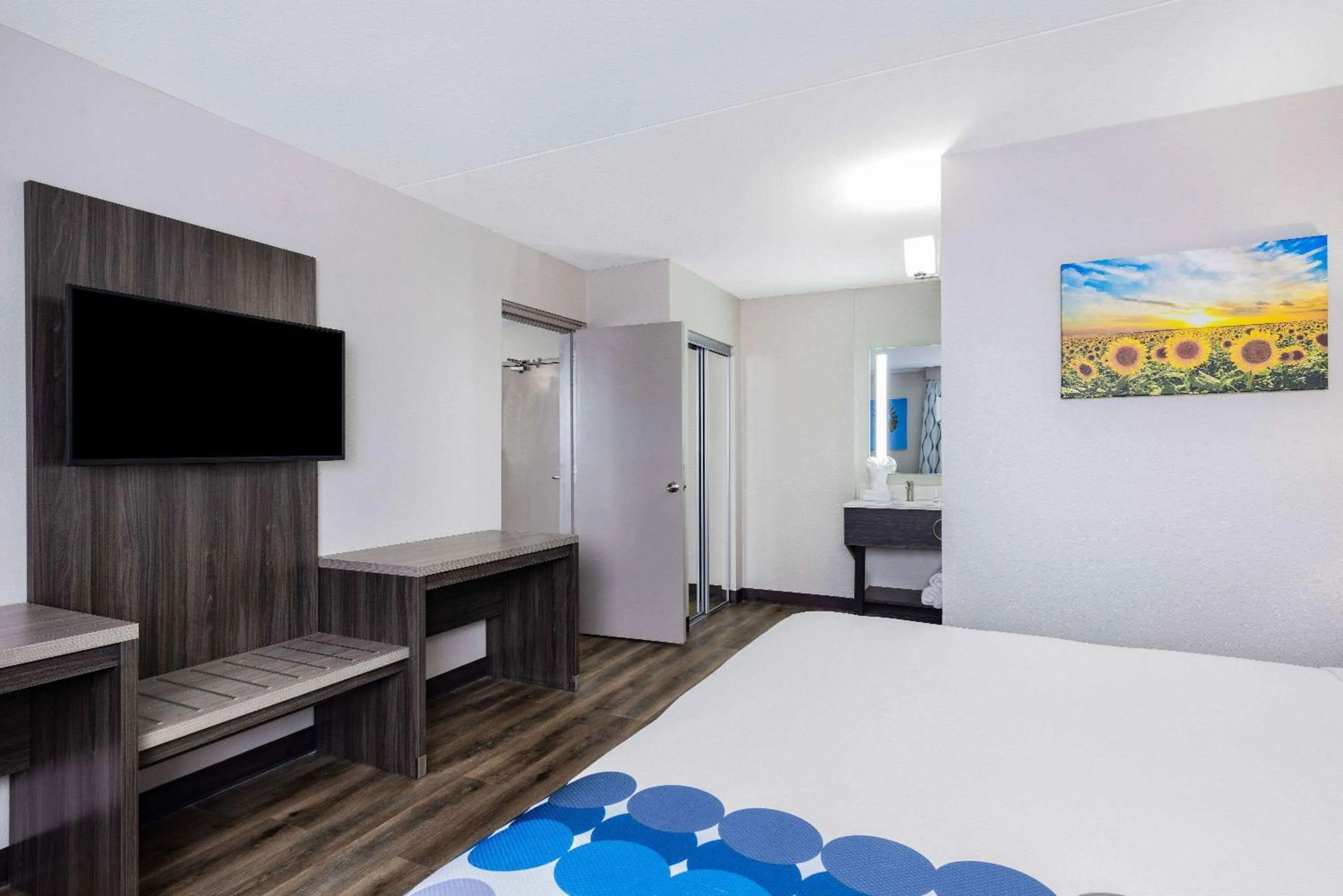 Photo of the whole room, Bed in Wingate by Wyndham Wichita Airport