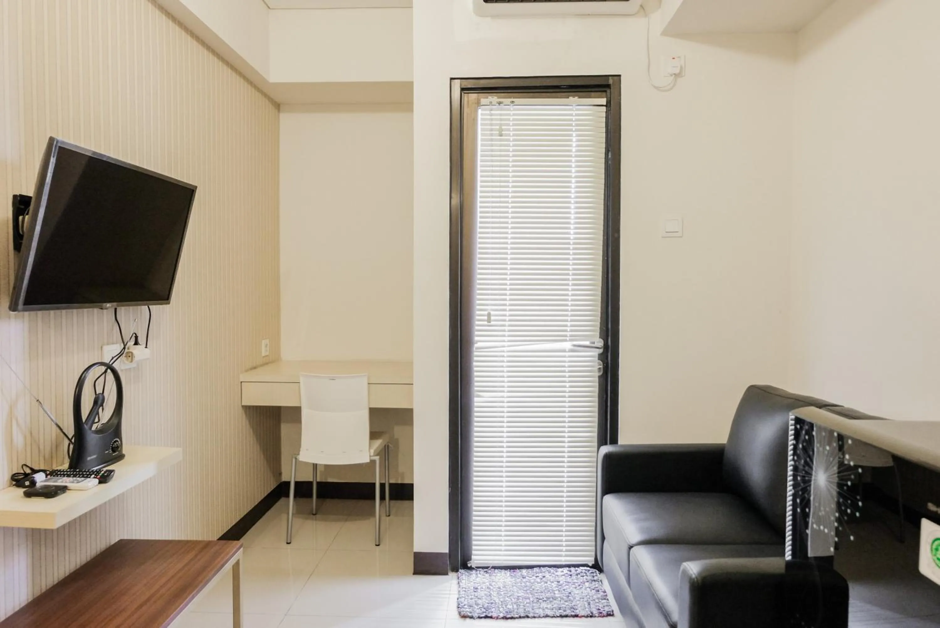 TV and multimedia in Luxurious and Convenient 2BR 19 Avenue Apartment By Travelio