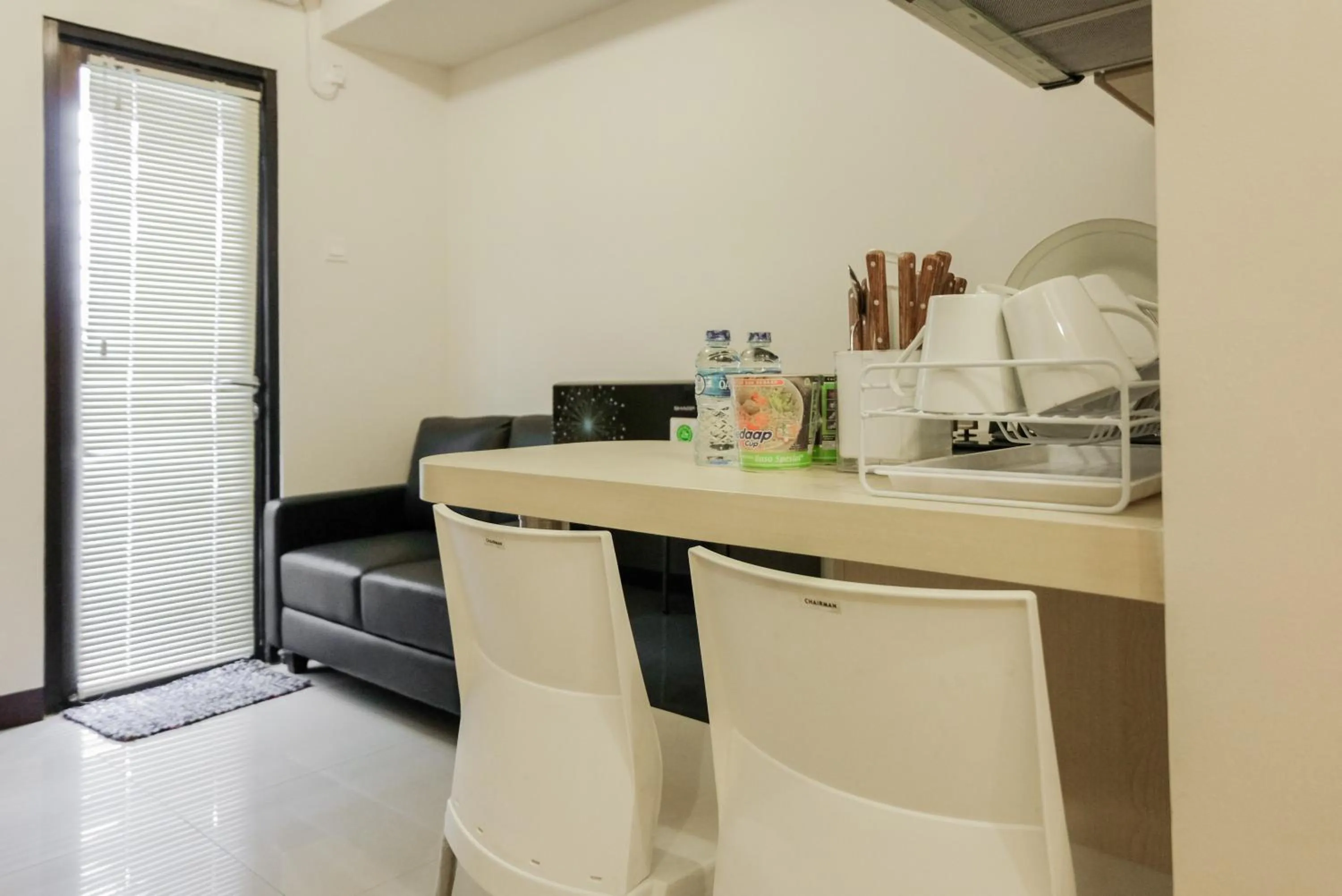 Dining area in Luxurious and Convenient 2BR 19 Avenue Apartment By Travelio