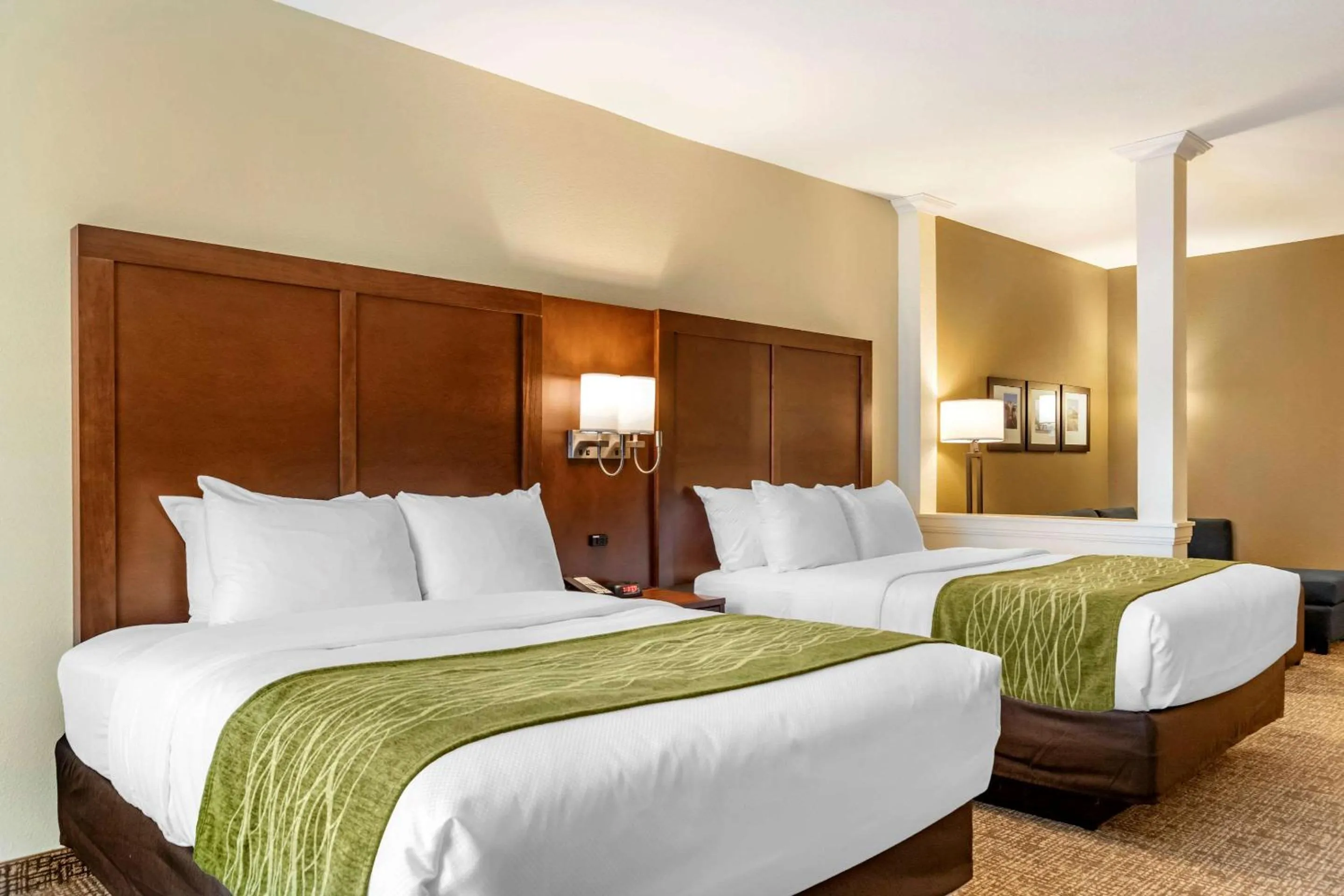 Photo of the whole room, Bed in Comfort Suites San Antonio Ft Sam Houston-SAMMC Area