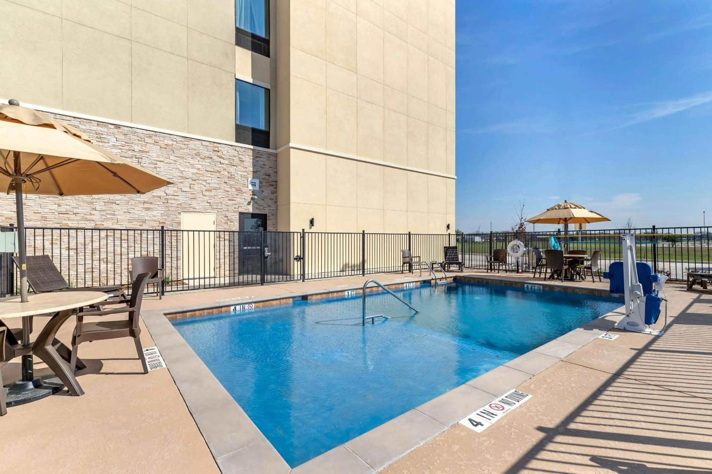 Swimming pool in Comfort Suites San Antonio Ft Sam Houston-SAMMC Area