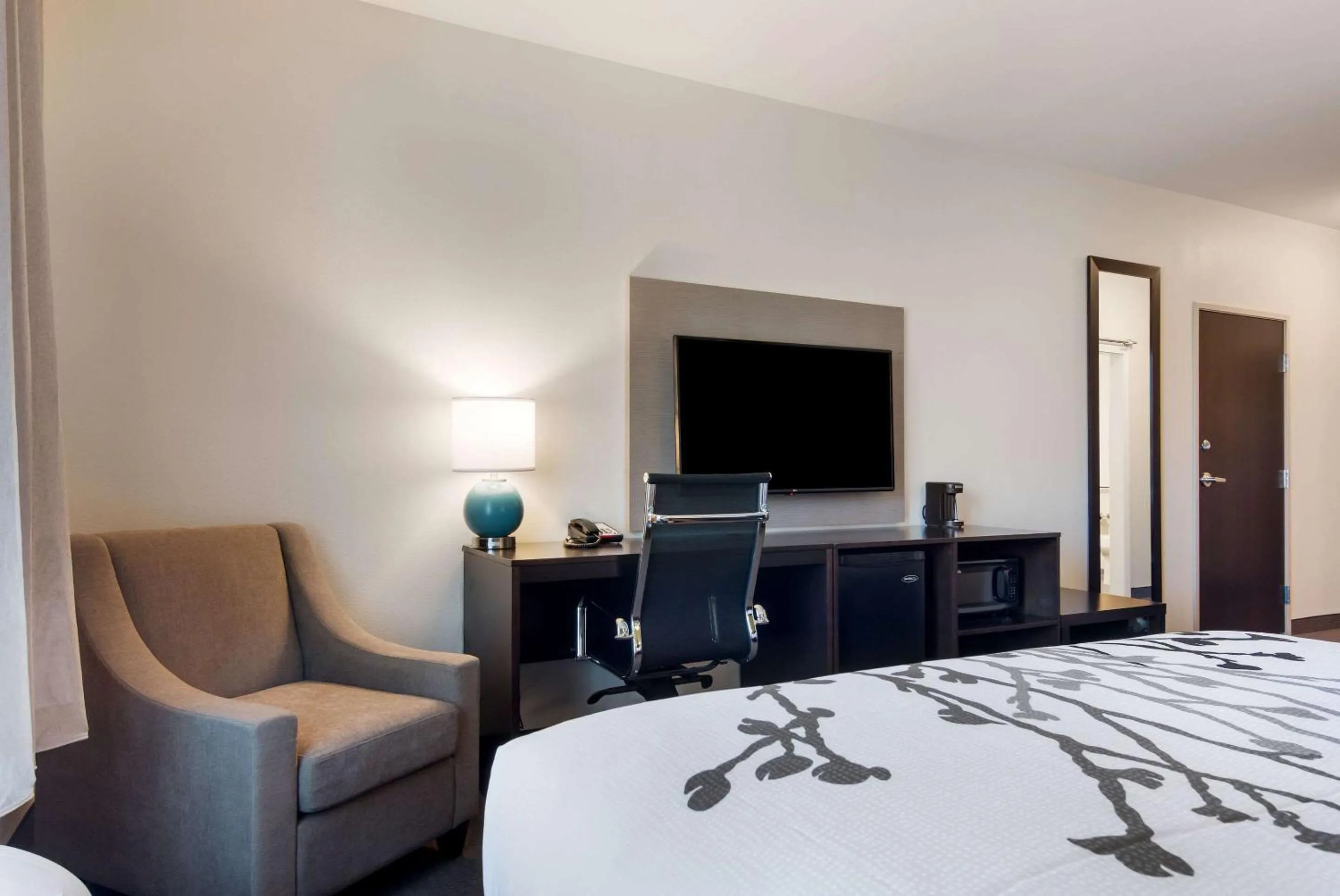 Photo of the whole room, Bed in Sleep Inn East Camden