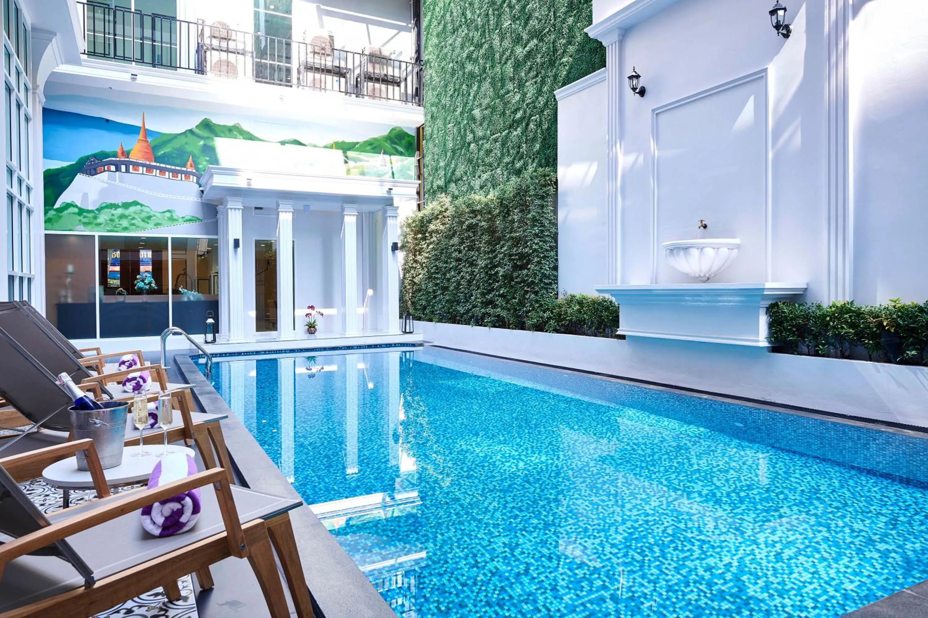 Swimming pool in Villa De Pranakorn