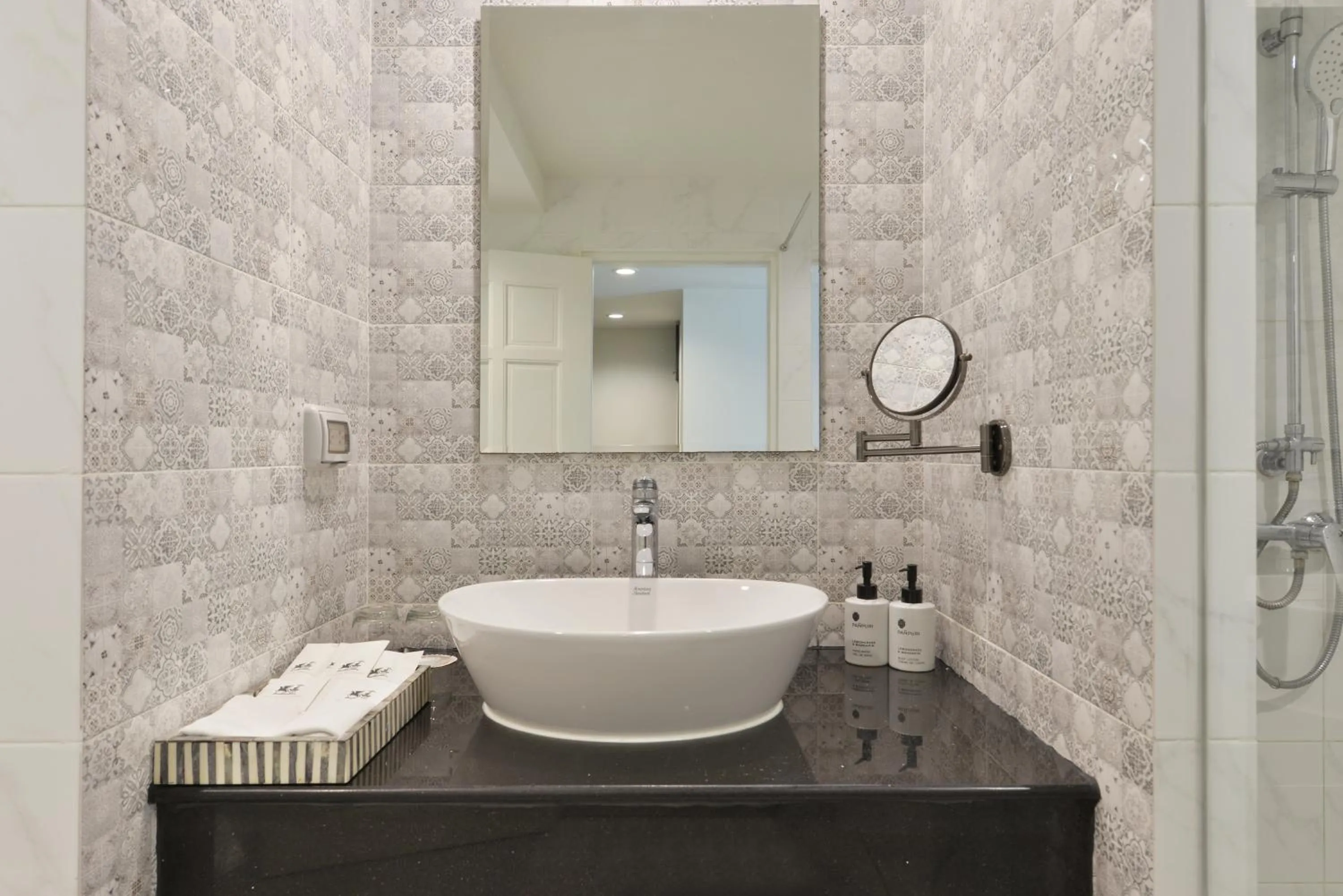 Shower in Villa De Pranakorn