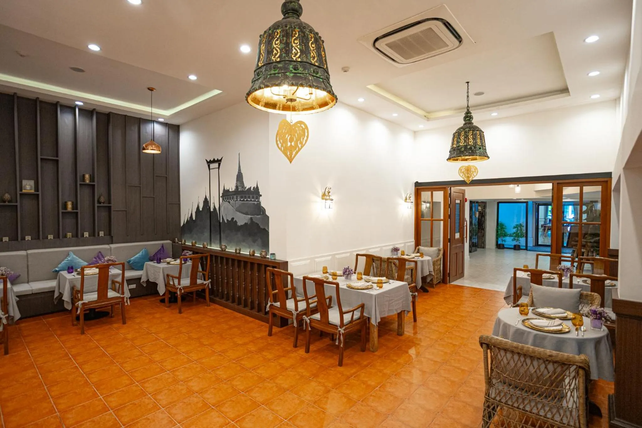 Restaurant/places to eat in Villa De Pranakorn