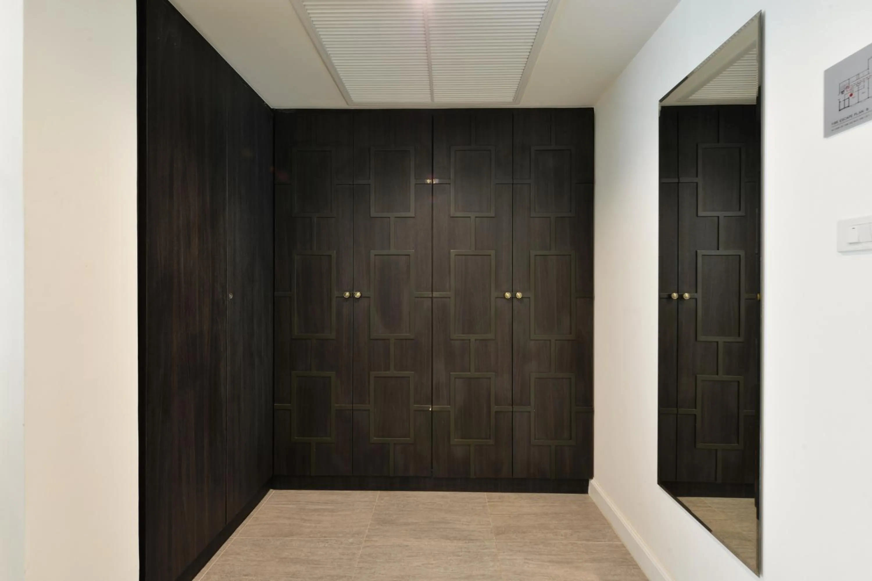 wardrobe in Villa De Pranakorn