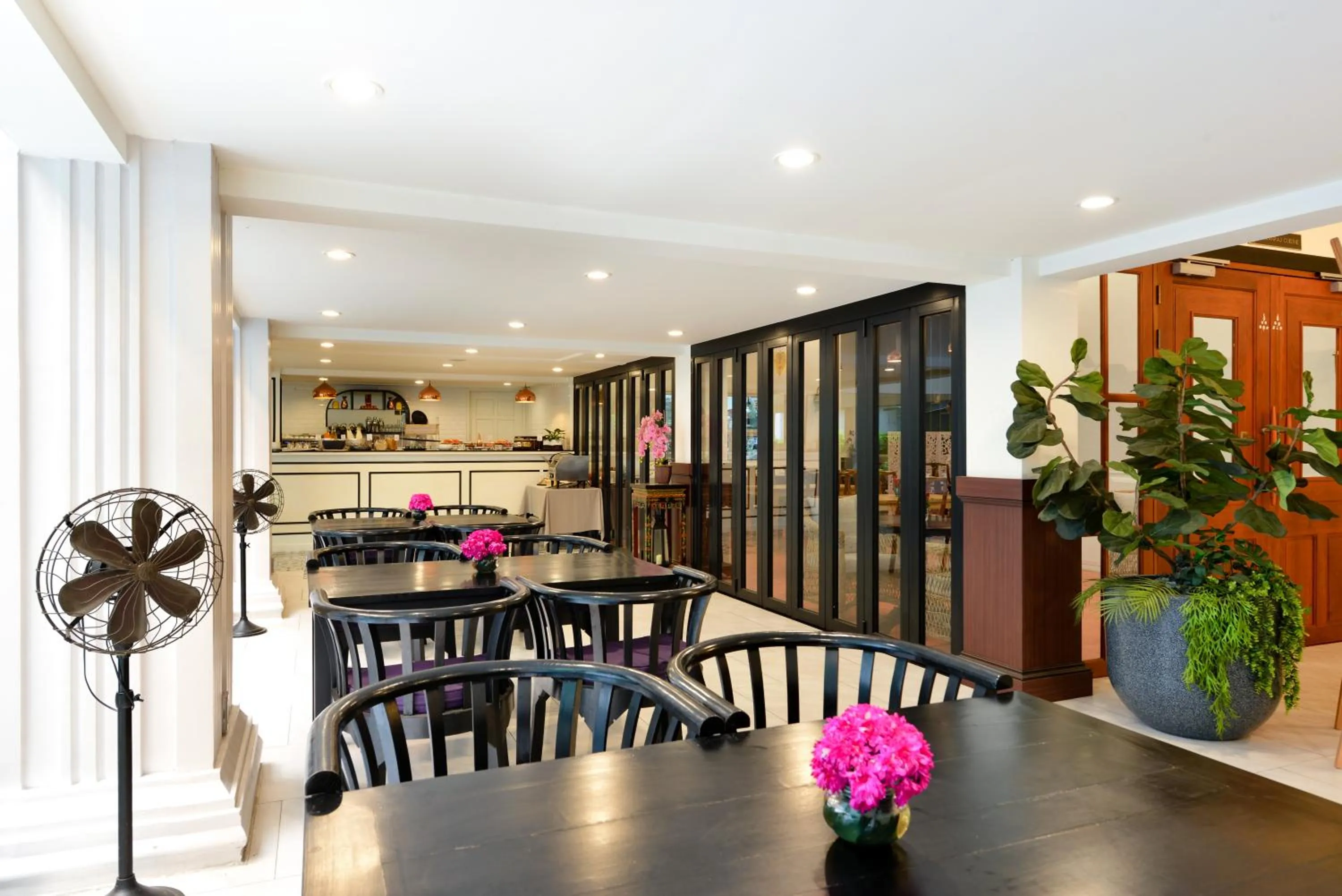 Restaurant/places to eat in Villa De Pranakorn