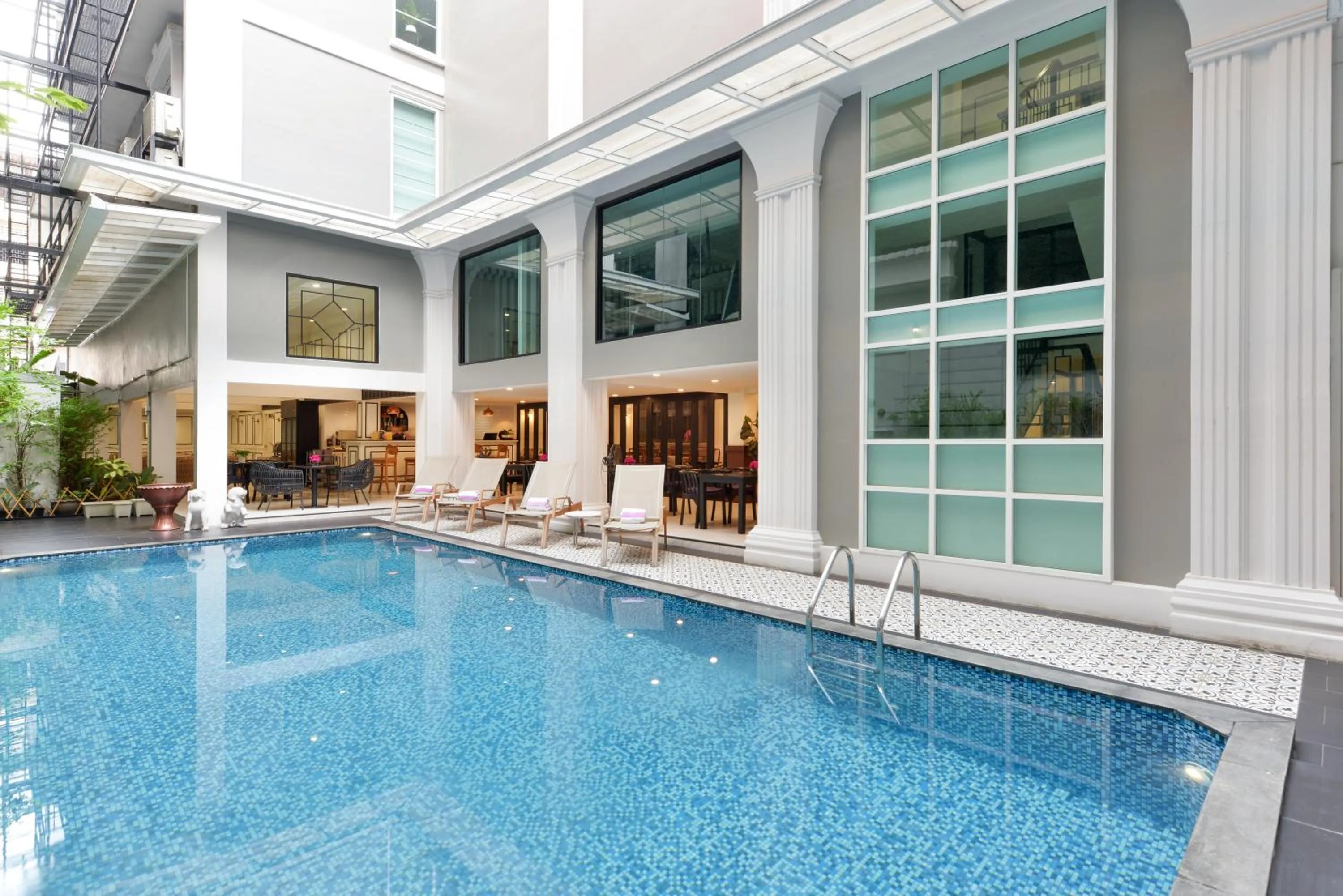 Swimming pool in Villa De Pranakorn