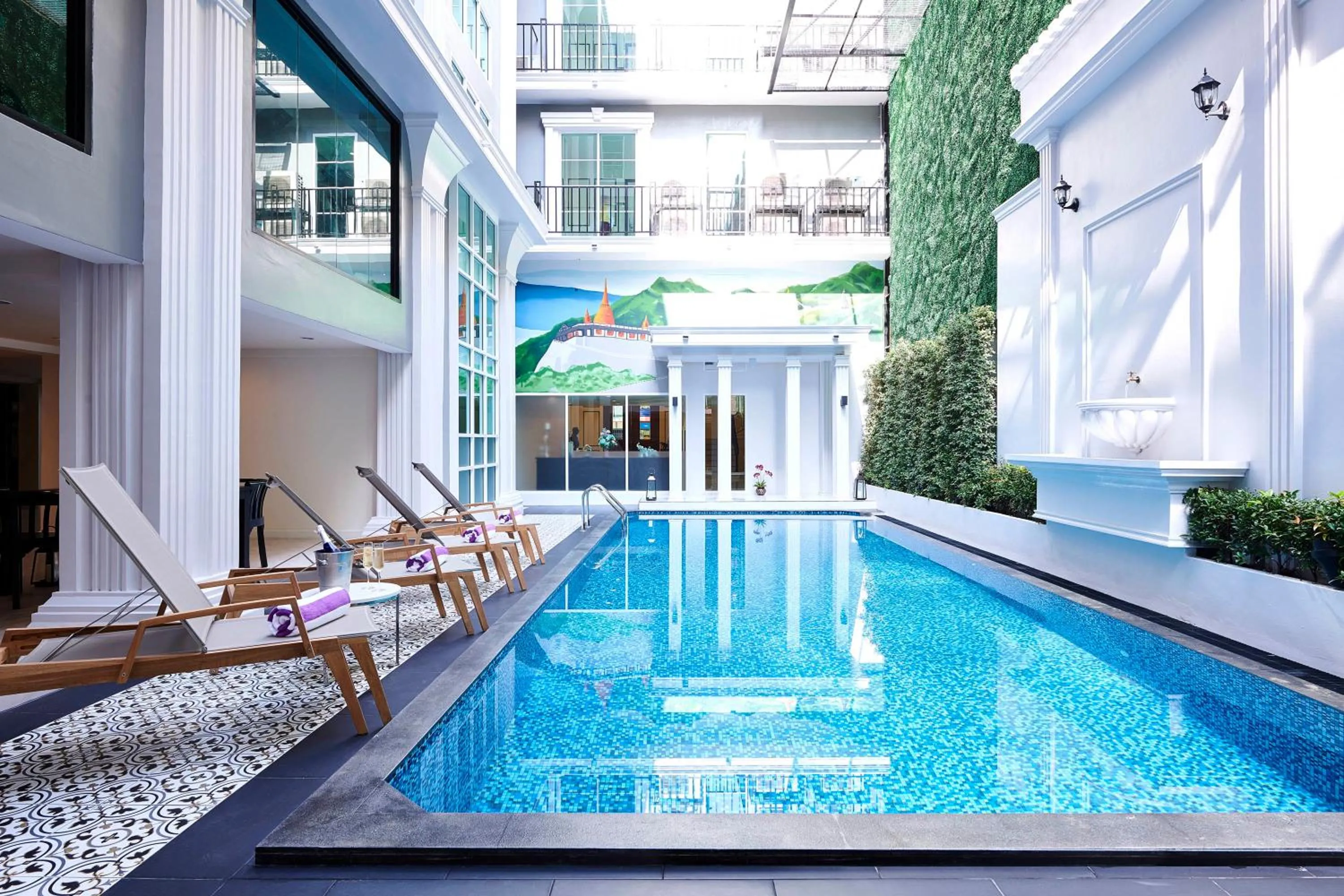 Swimming pool in Villa De Pranakorn