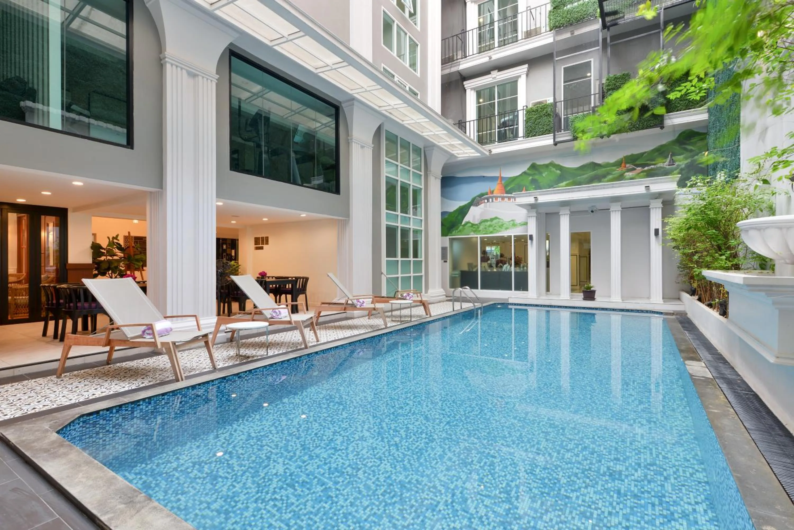 Swimming pool in Villa De Pranakorn