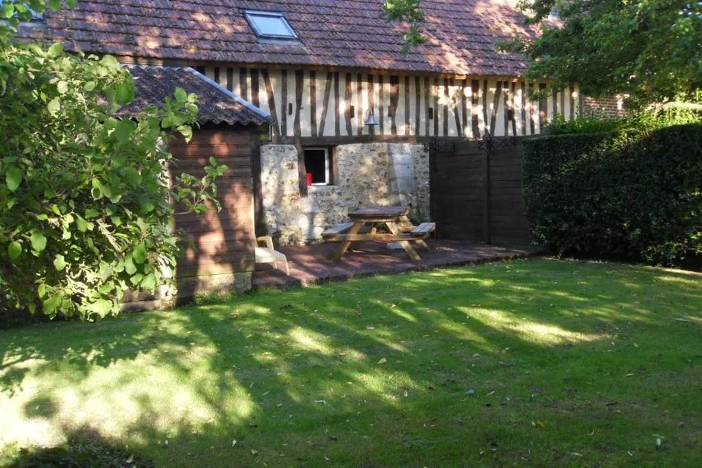 Garden in Gîtes Manoir du Buquet