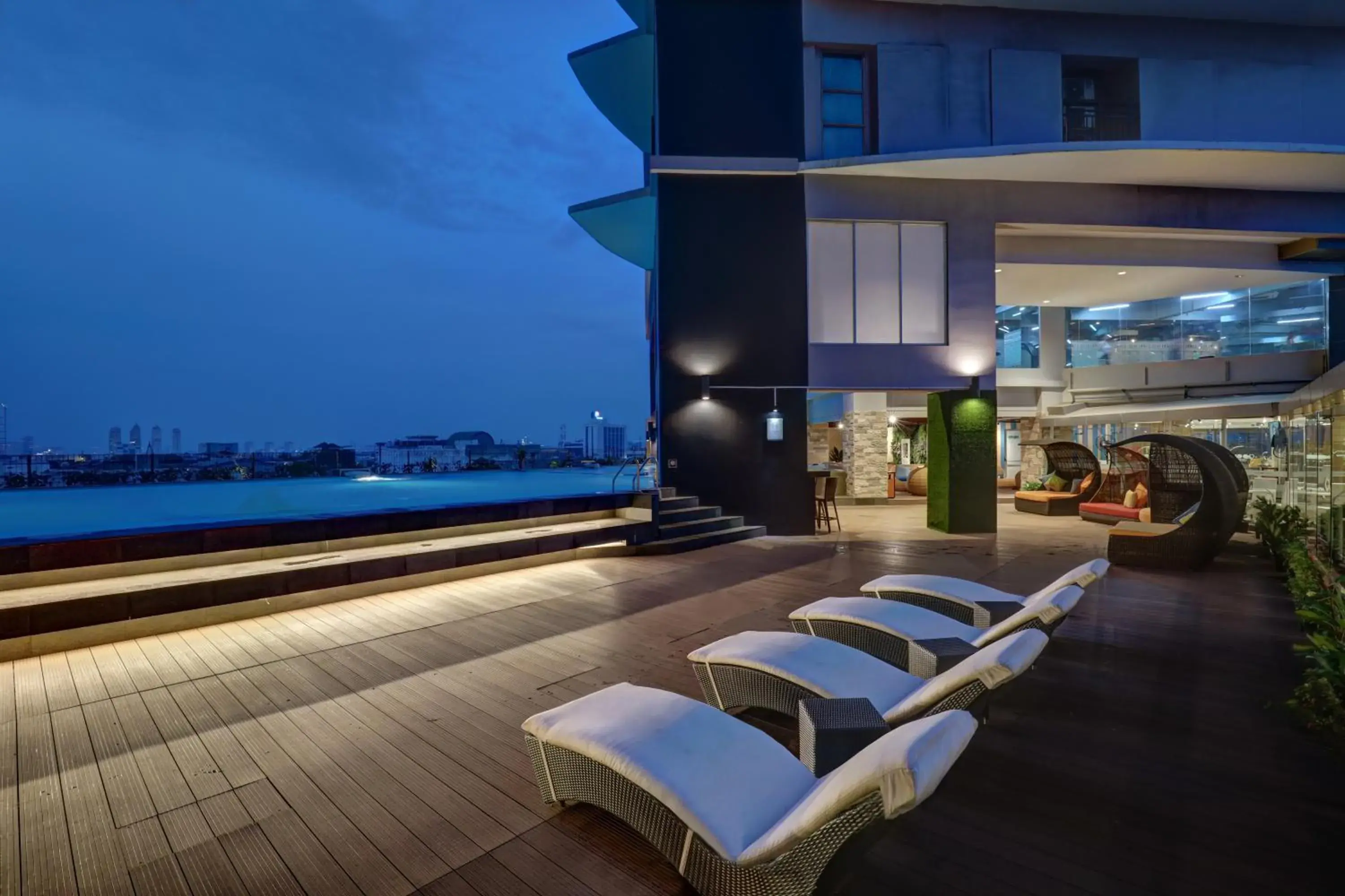 Swimming pool in Yuan Garden Pasar Baru Swimming pool in Yuan Garden Pasar Baru