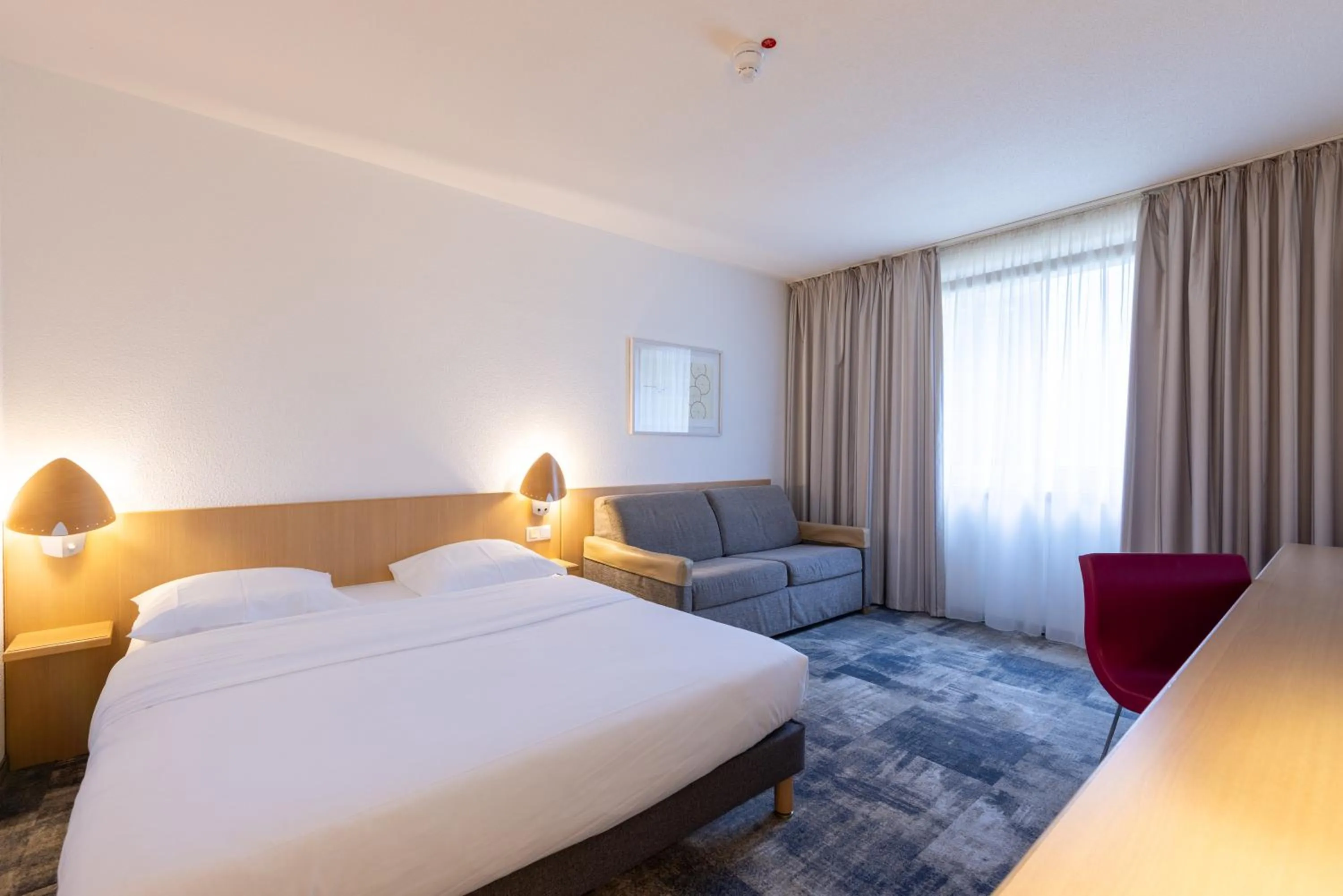 Photo of the whole room, Bed in Novotel Düsseldorf City West