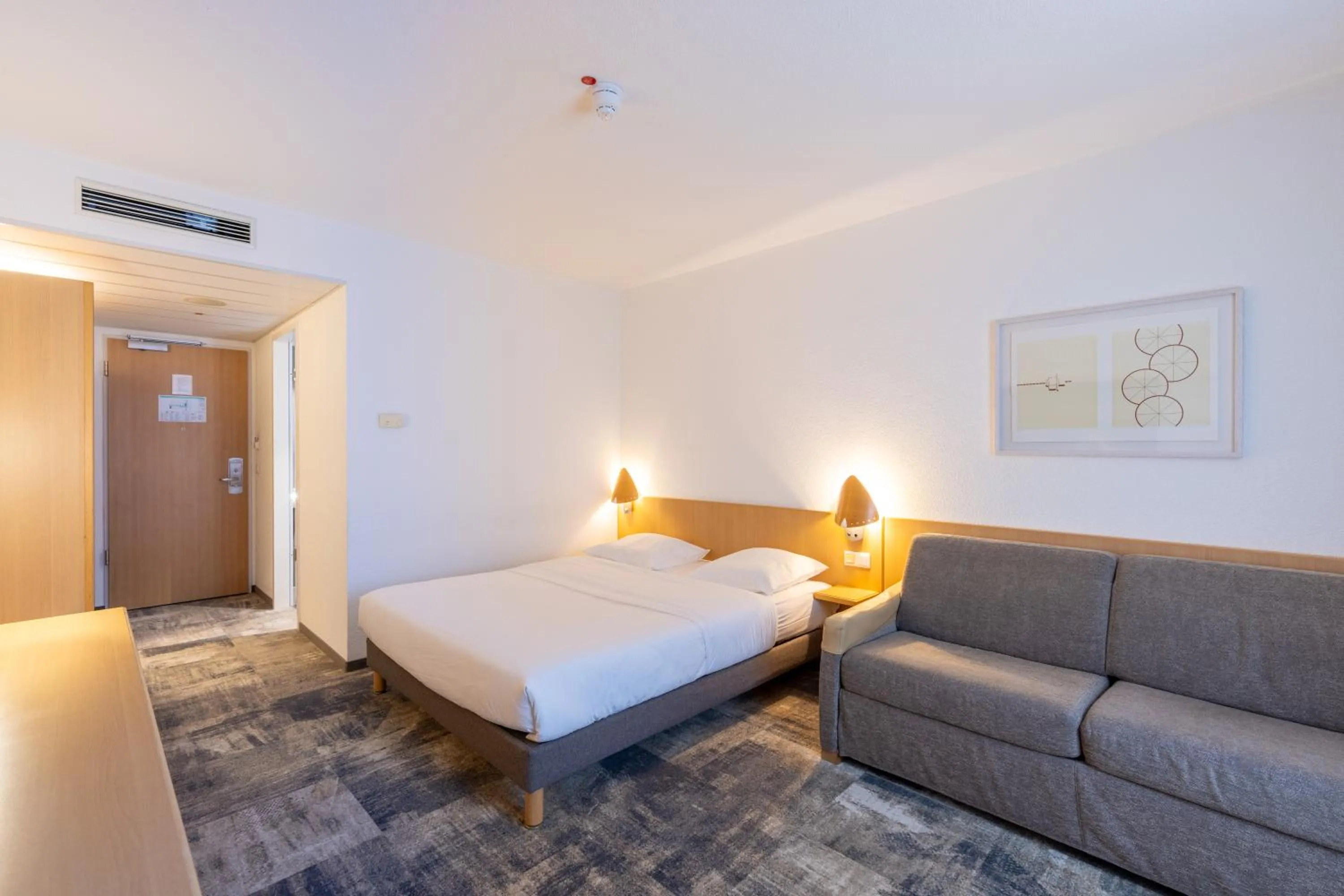 Photo of the whole room, Bed in Novotel Düsseldorf City West