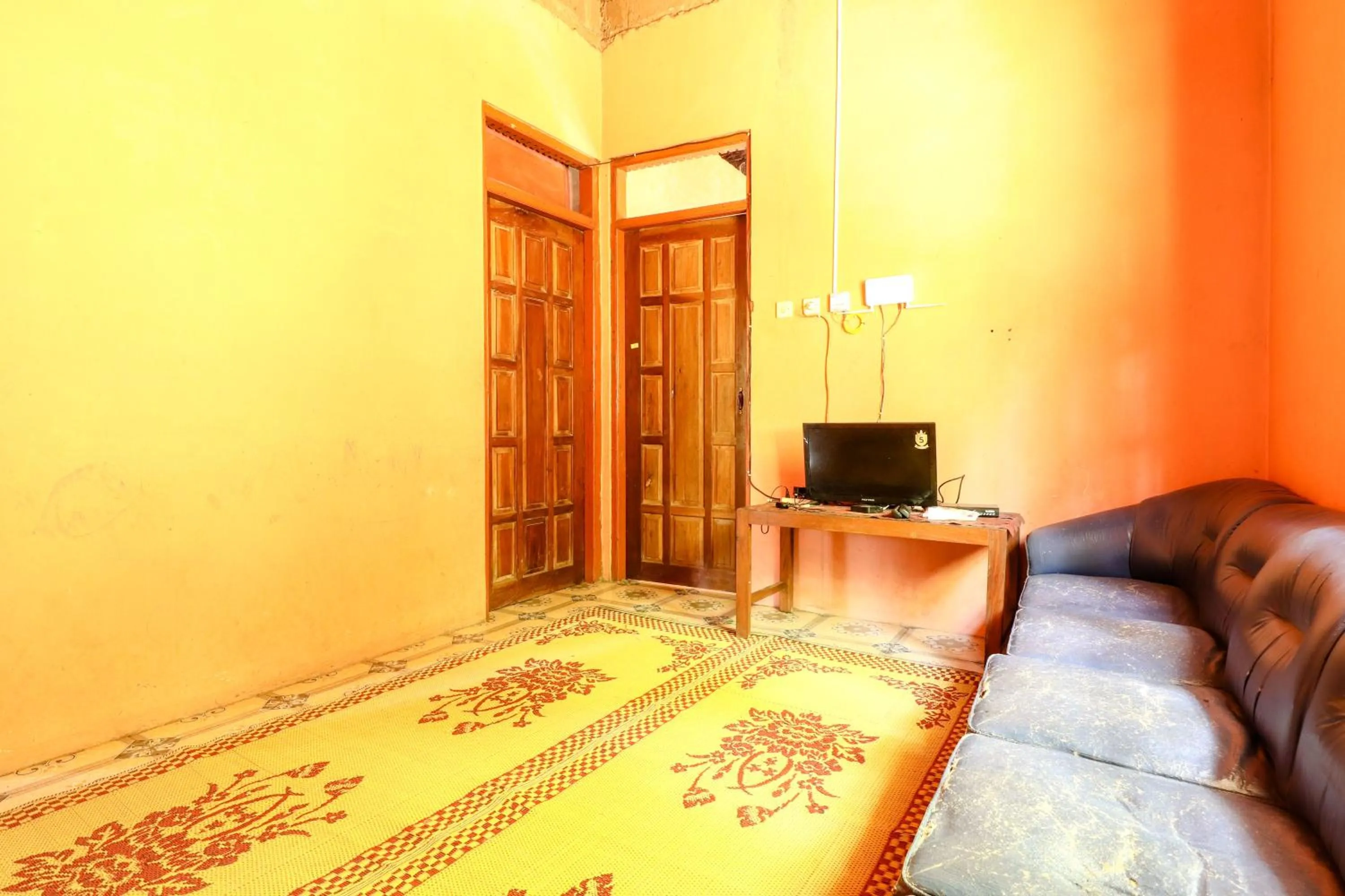 Communal lounge/ TV room, Bed in Iran Homestay