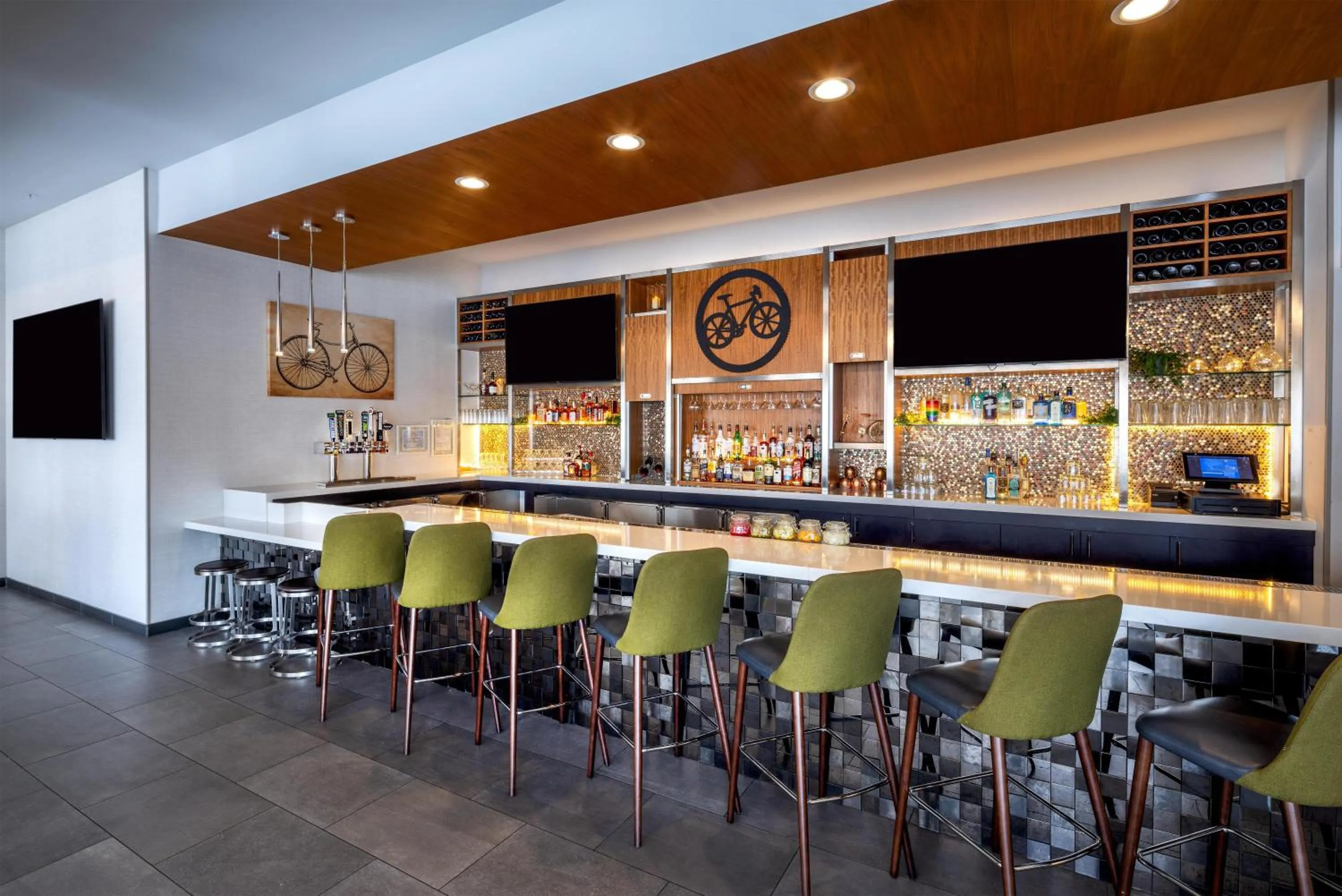 Lounge or bar in Hilton Garden Inn Redmond WA