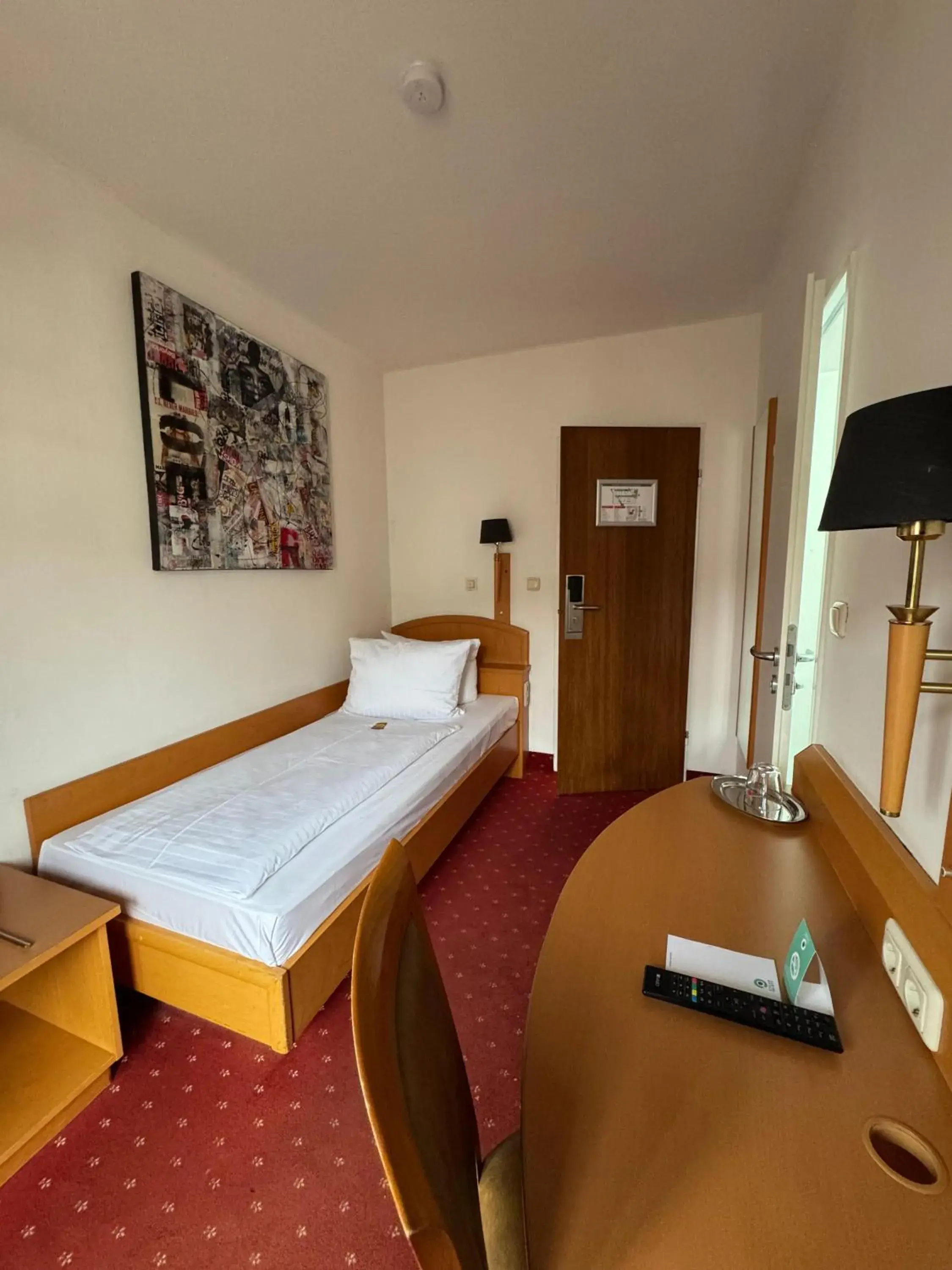 Photo of the whole room, Bed in Centro Hotel Mondial München City, Trademark Collection by Wyndham Photo of the whole room, Bed in Centro Hotel Mondial München City, Trademark Collection by Wyndham