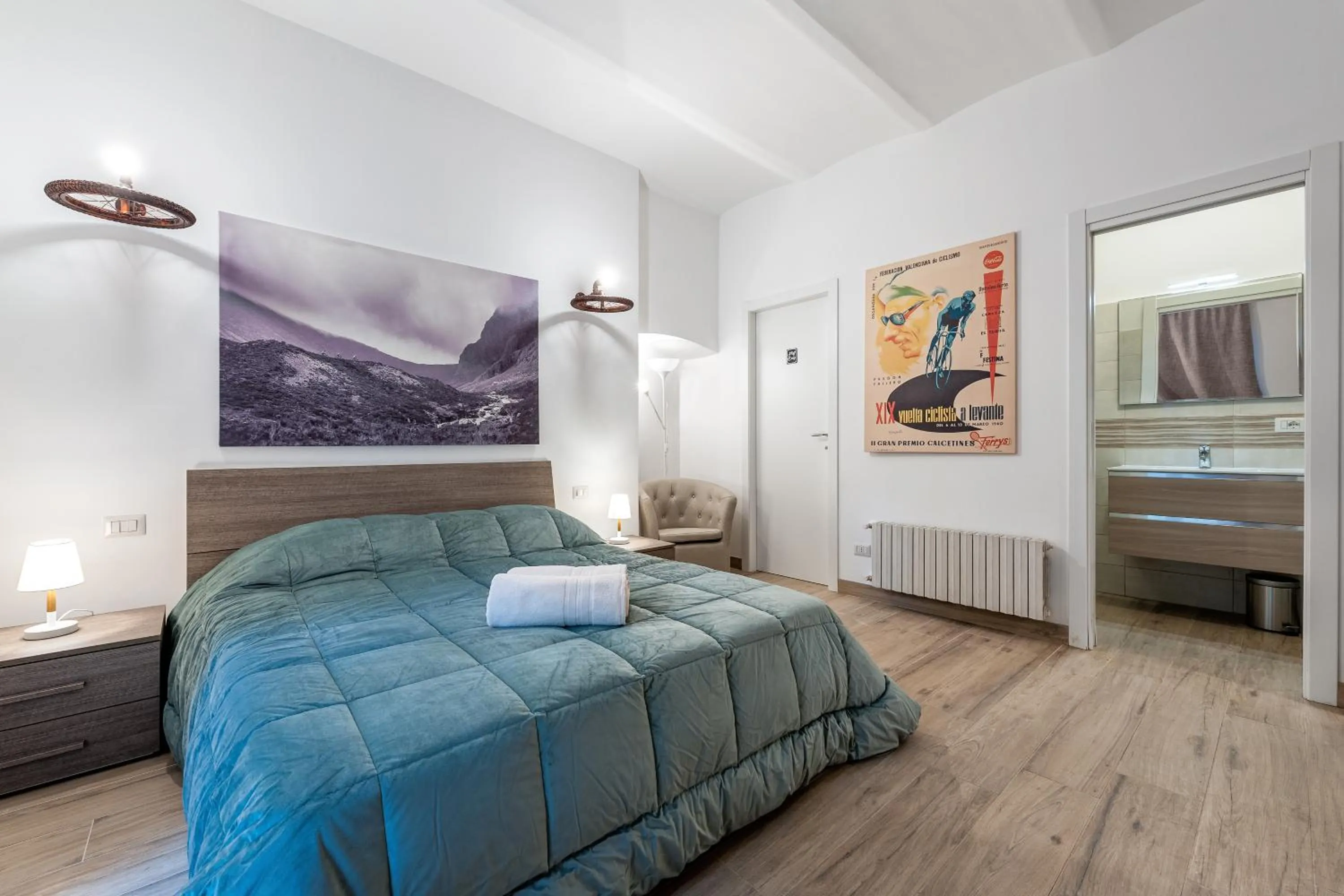 Bedroom, Bed in Tour de Rome