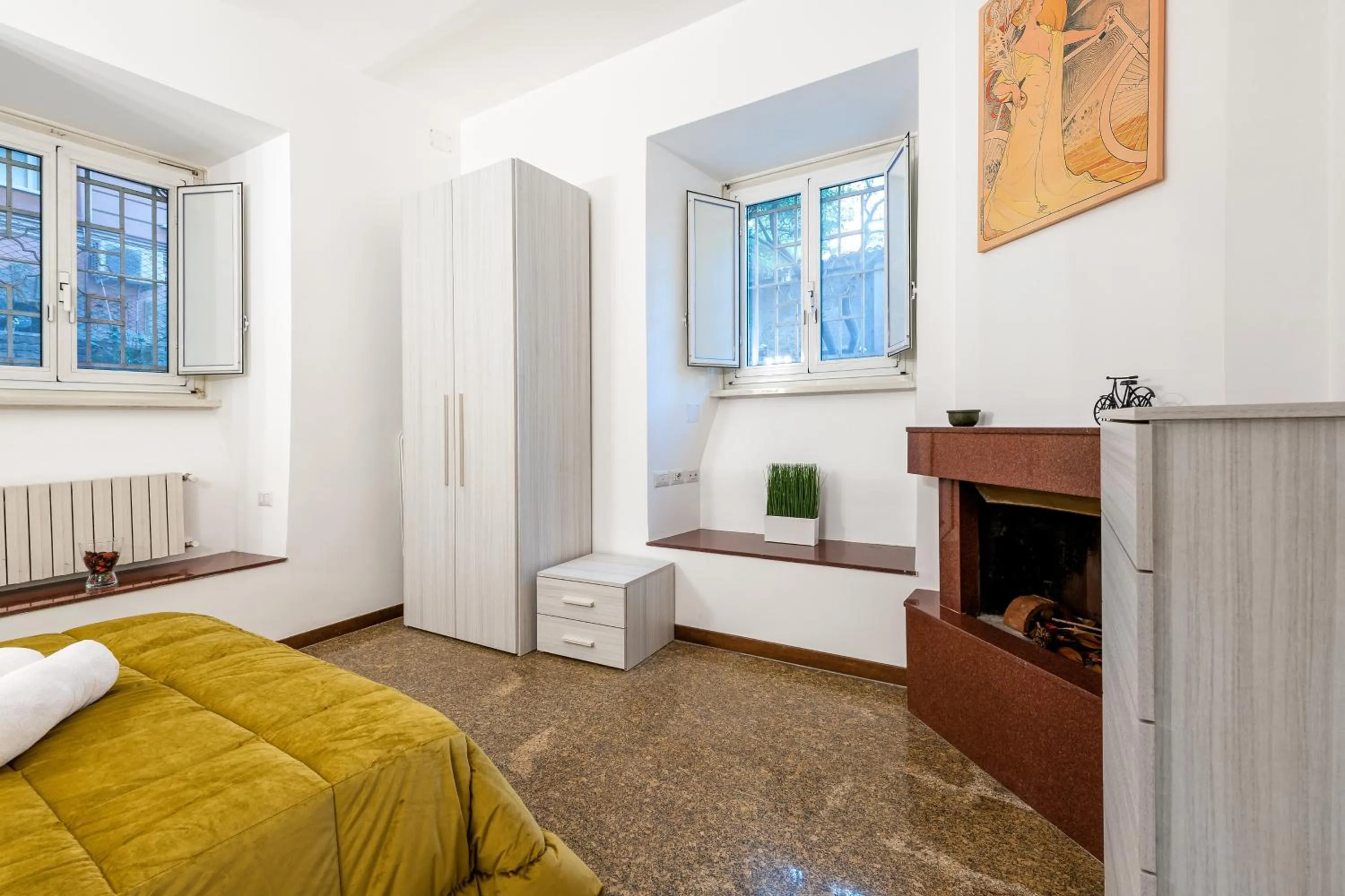 Bedroom, Bed in Tour de Rome