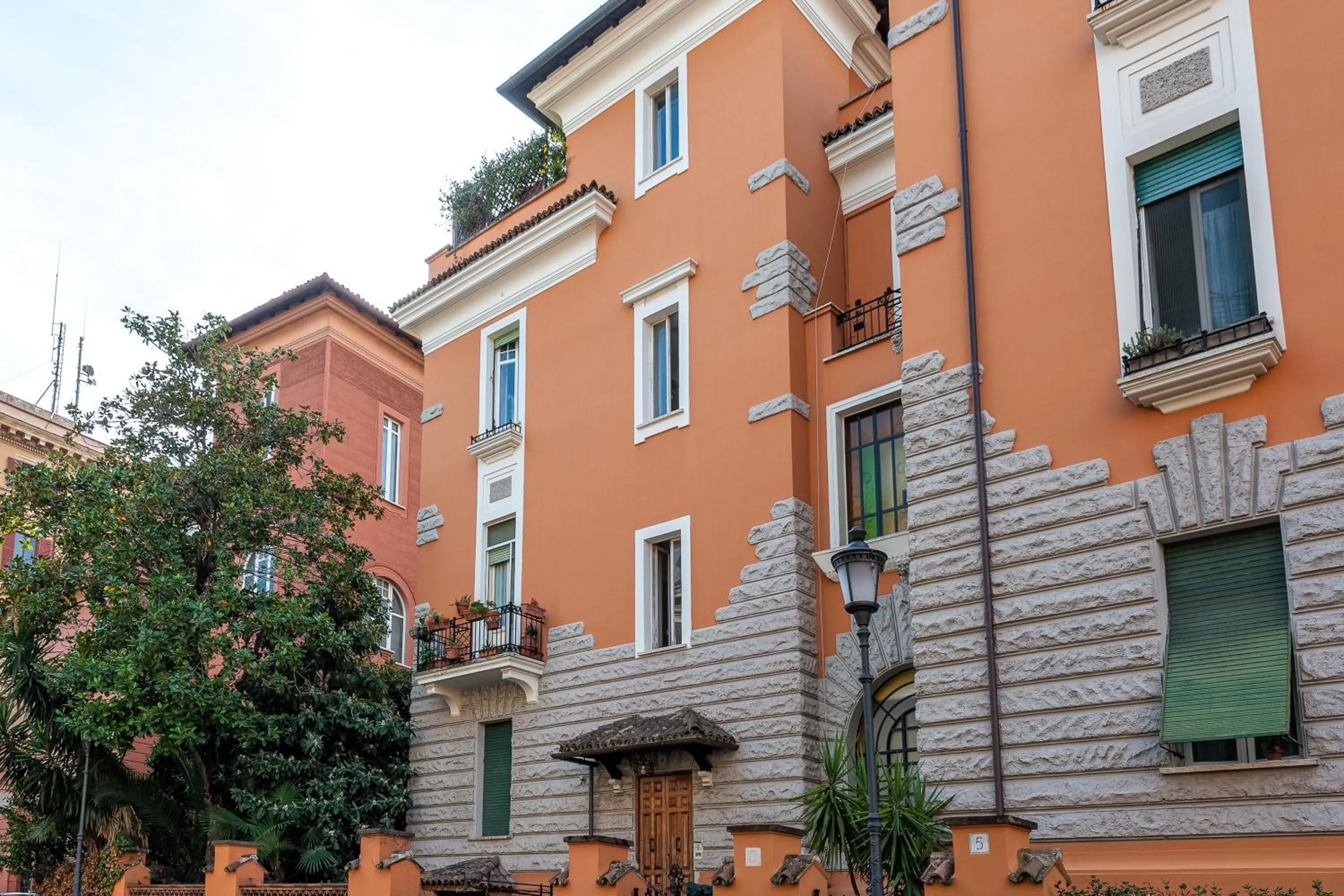 Property building in Tour de Rome