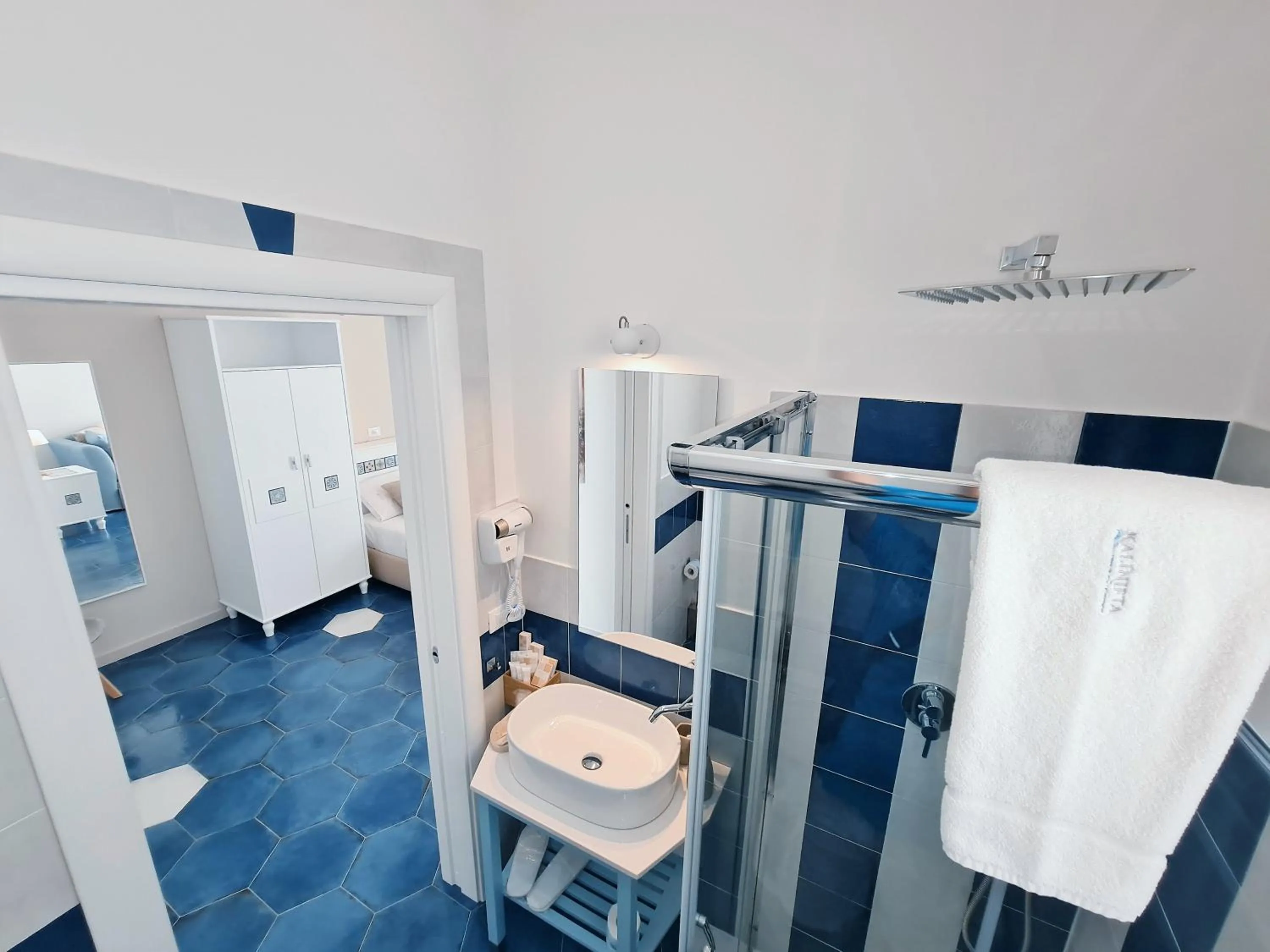 Bathroom in Kalinifta Rooms Apartment