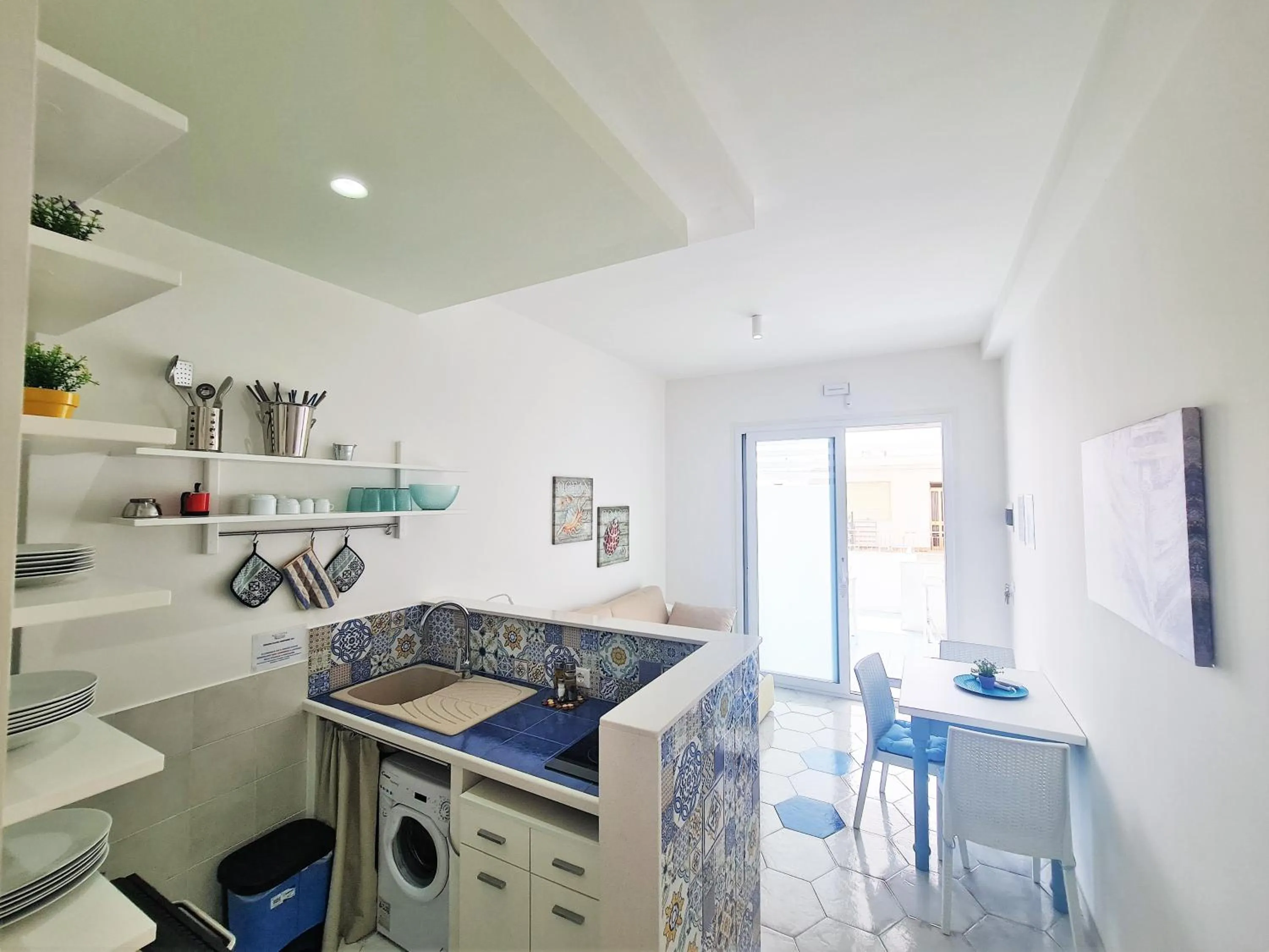 Kitchen or kitchenette in Kalinifta Rooms Apartment