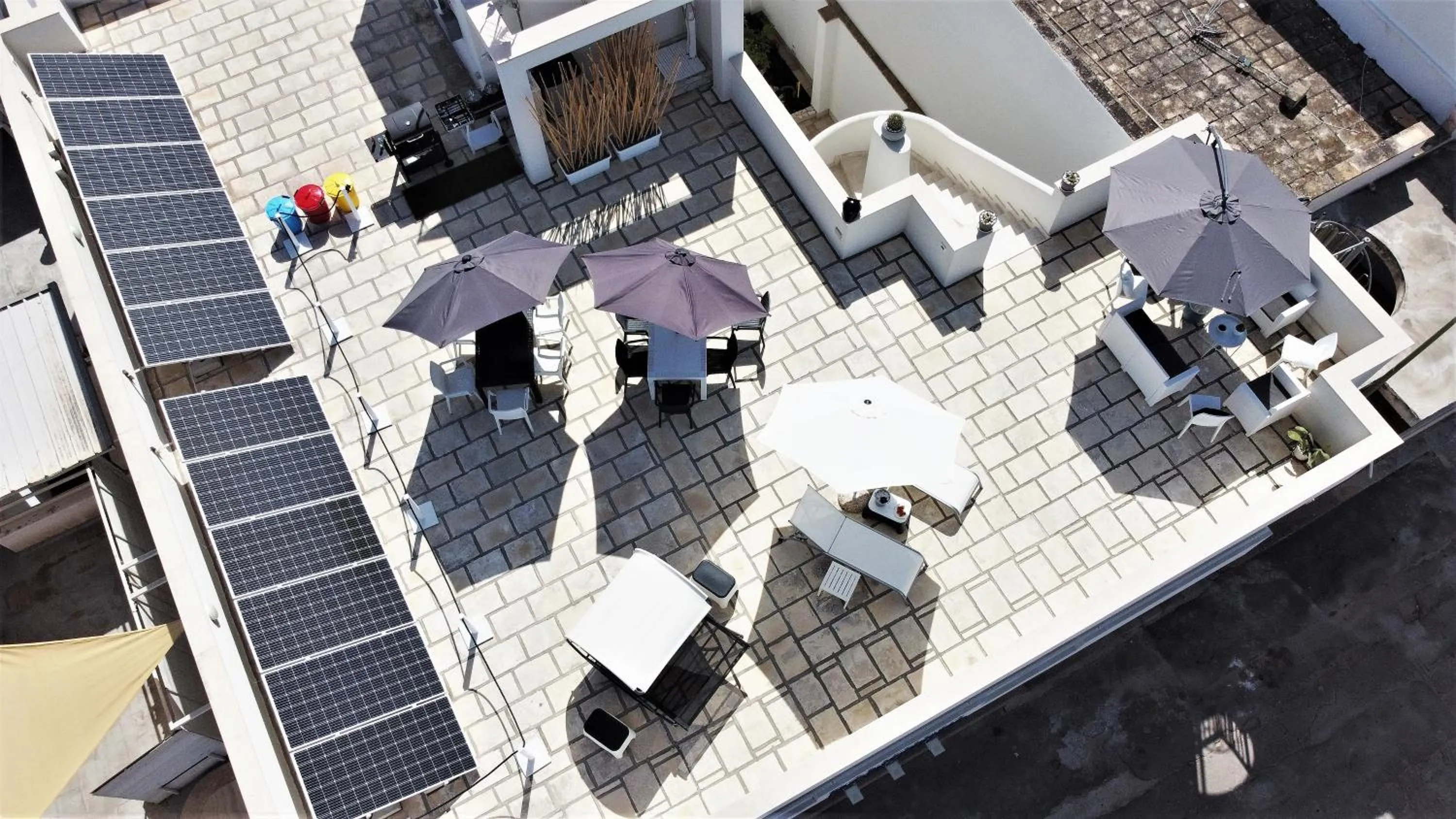 BBQ facilities in Kalinifta Rooms Apartment