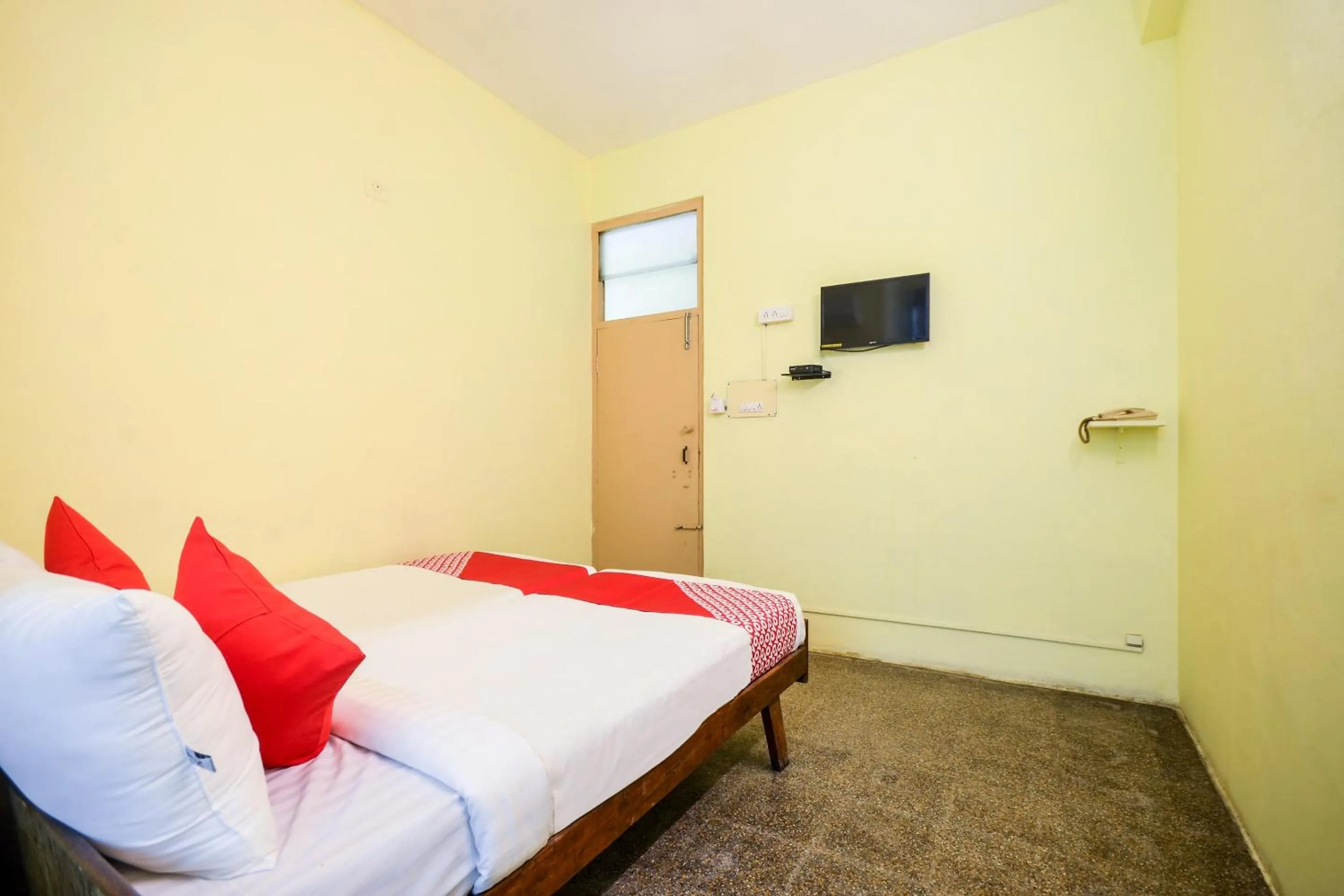 Bedroom, Bed in Super Hotel O Aruljothi Gandhipuram Bus Terminus