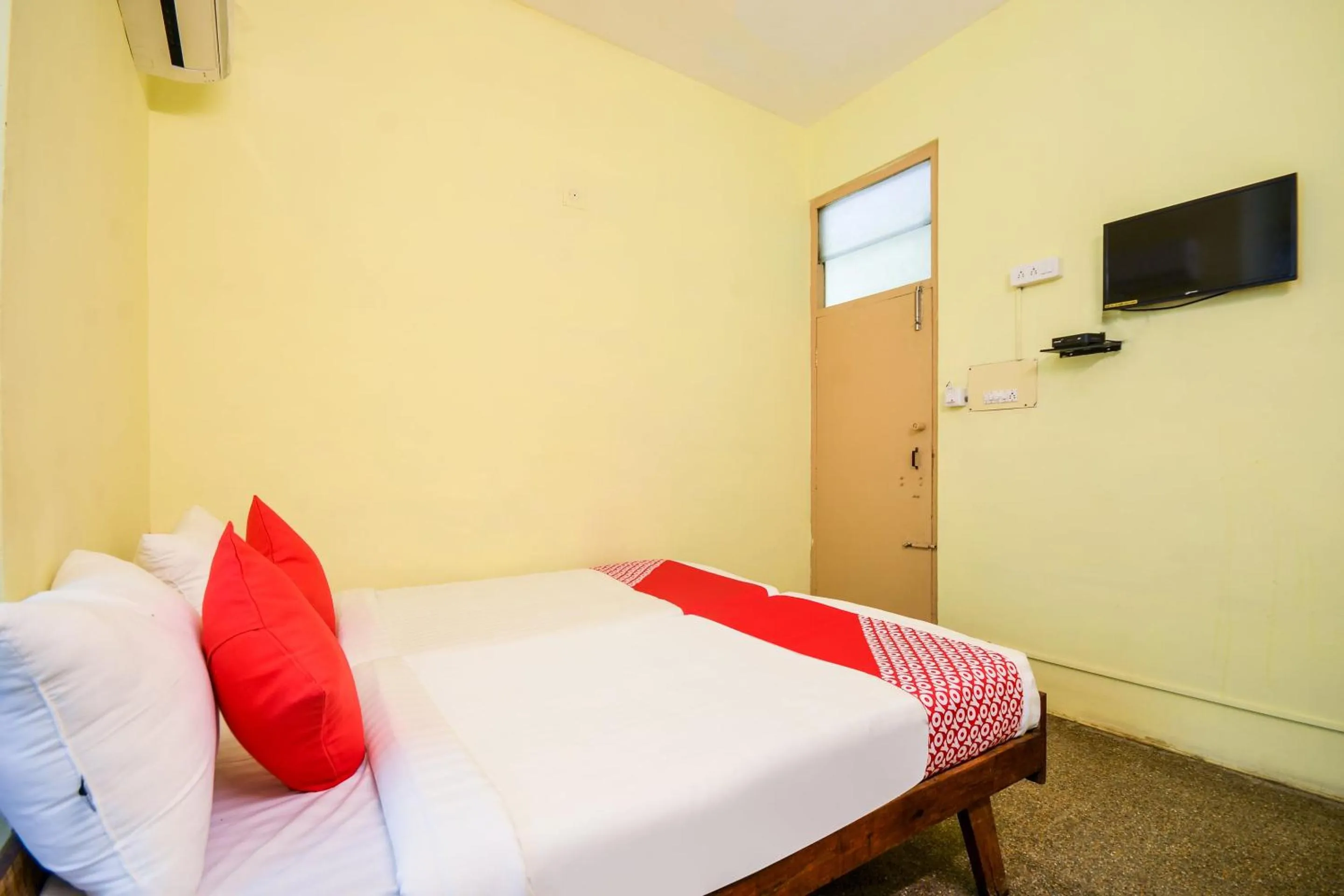 Bedroom, Bed in Super Hotel O Aruljothi Gandhipuram Bus Terminus