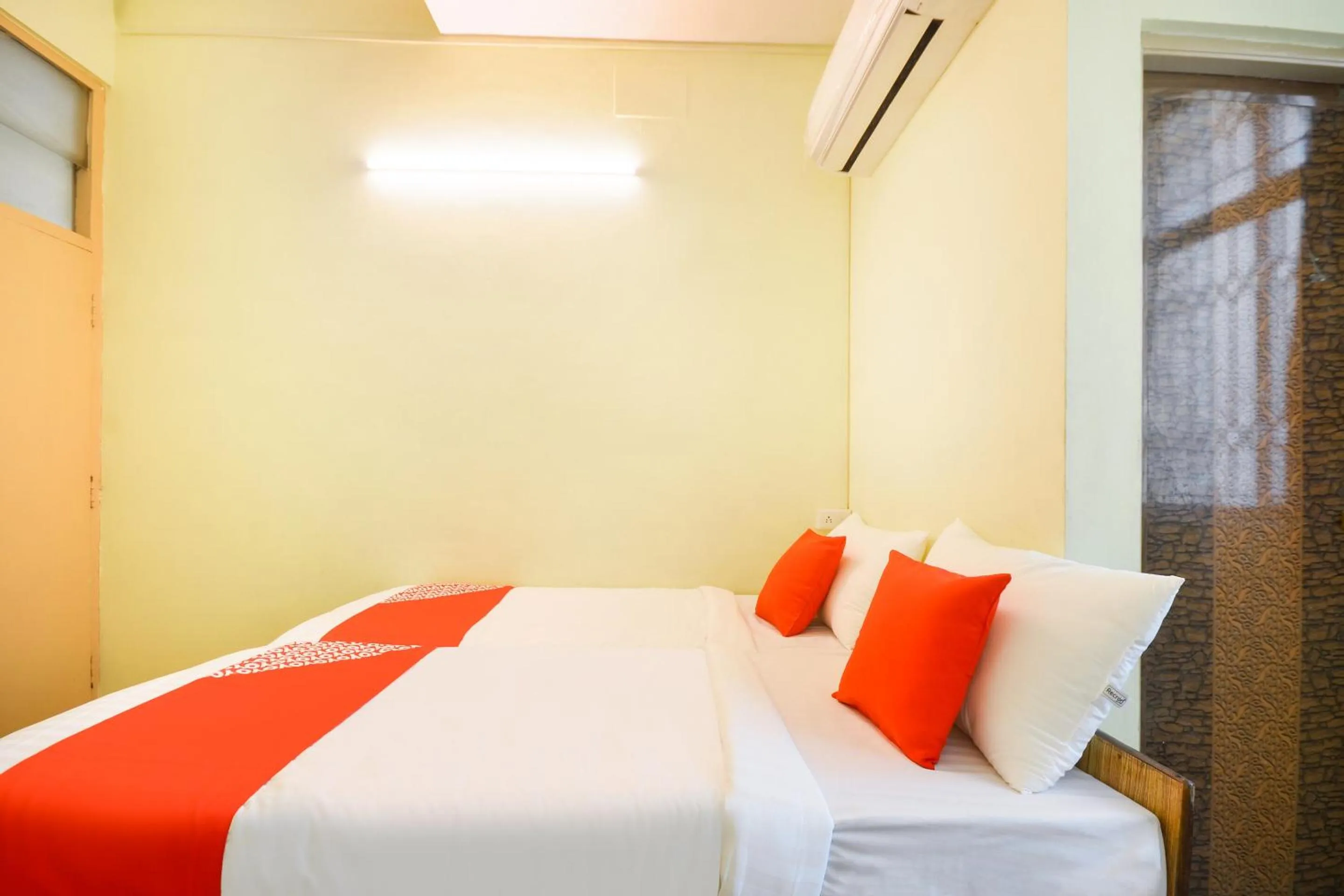 Bedroom, Bed in Super Hotel O Aruljothi Gandhipuram Bus Terminus