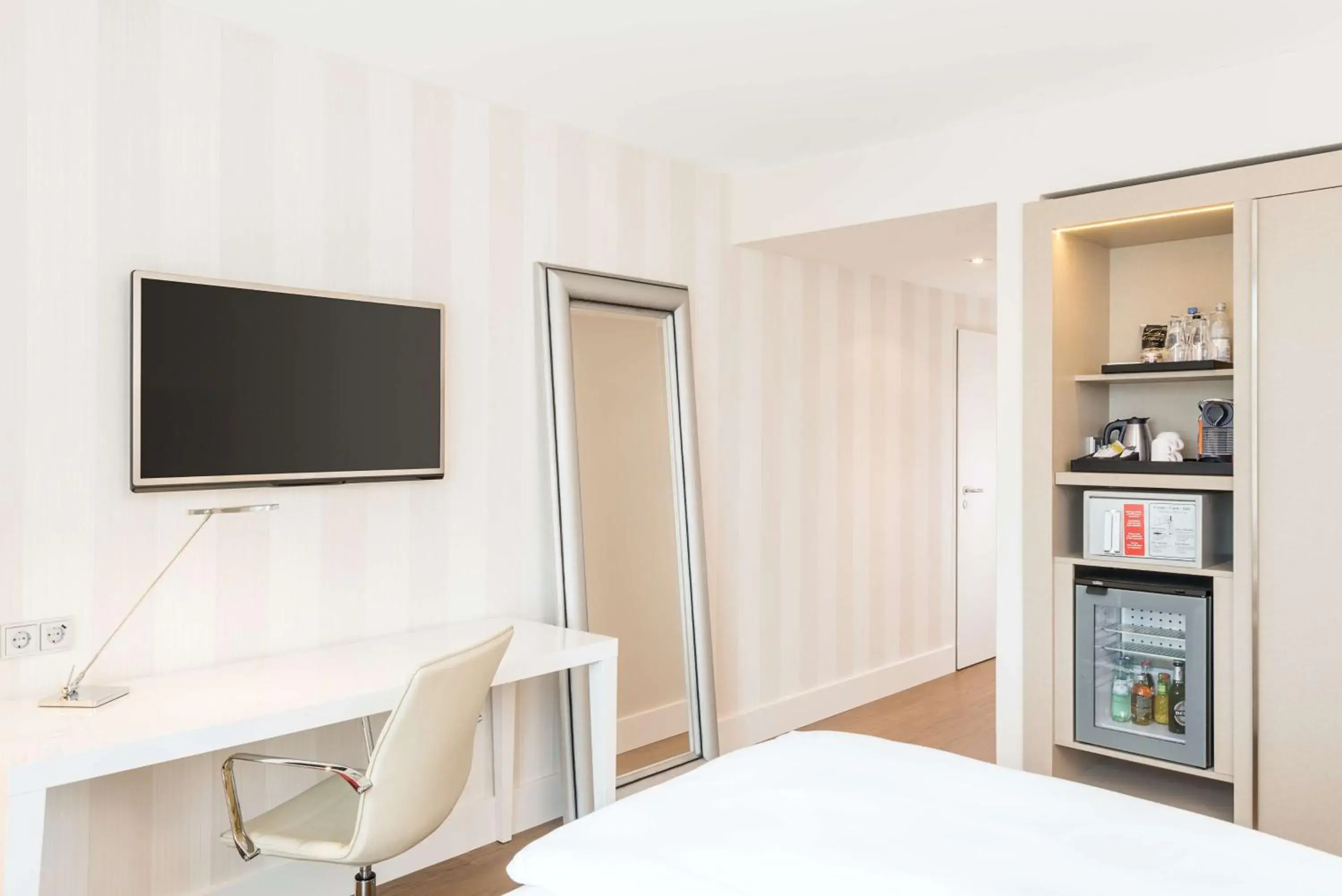 Superior Room with Lake View in NH Collection Köln Mediapark Superior Room with Lake View in NH Collection Köln Mediapark