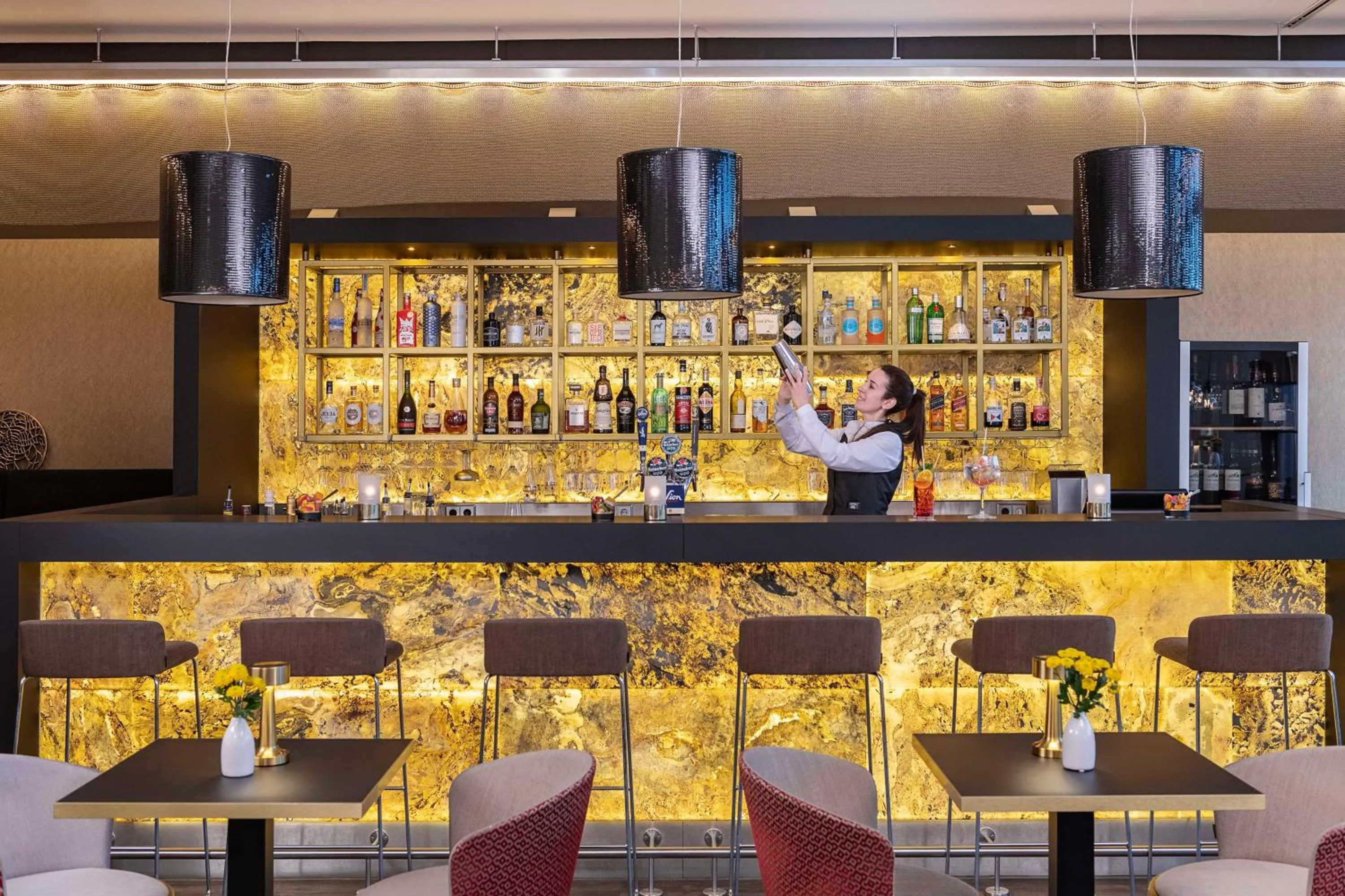 Lounge or bar in NH Collection Köln Mediapark