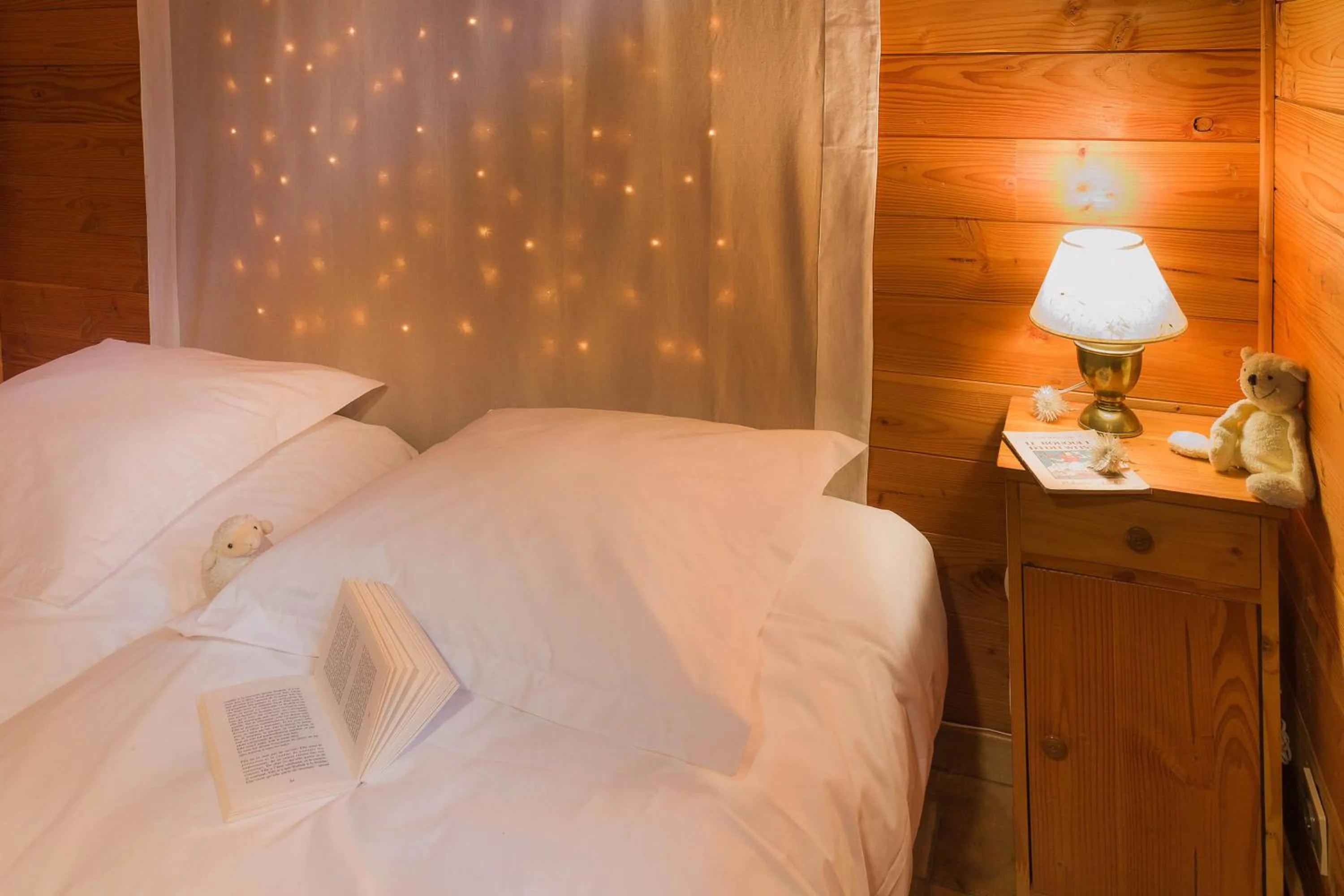 Decorative detail, Bed in Chalet Carpe Diem