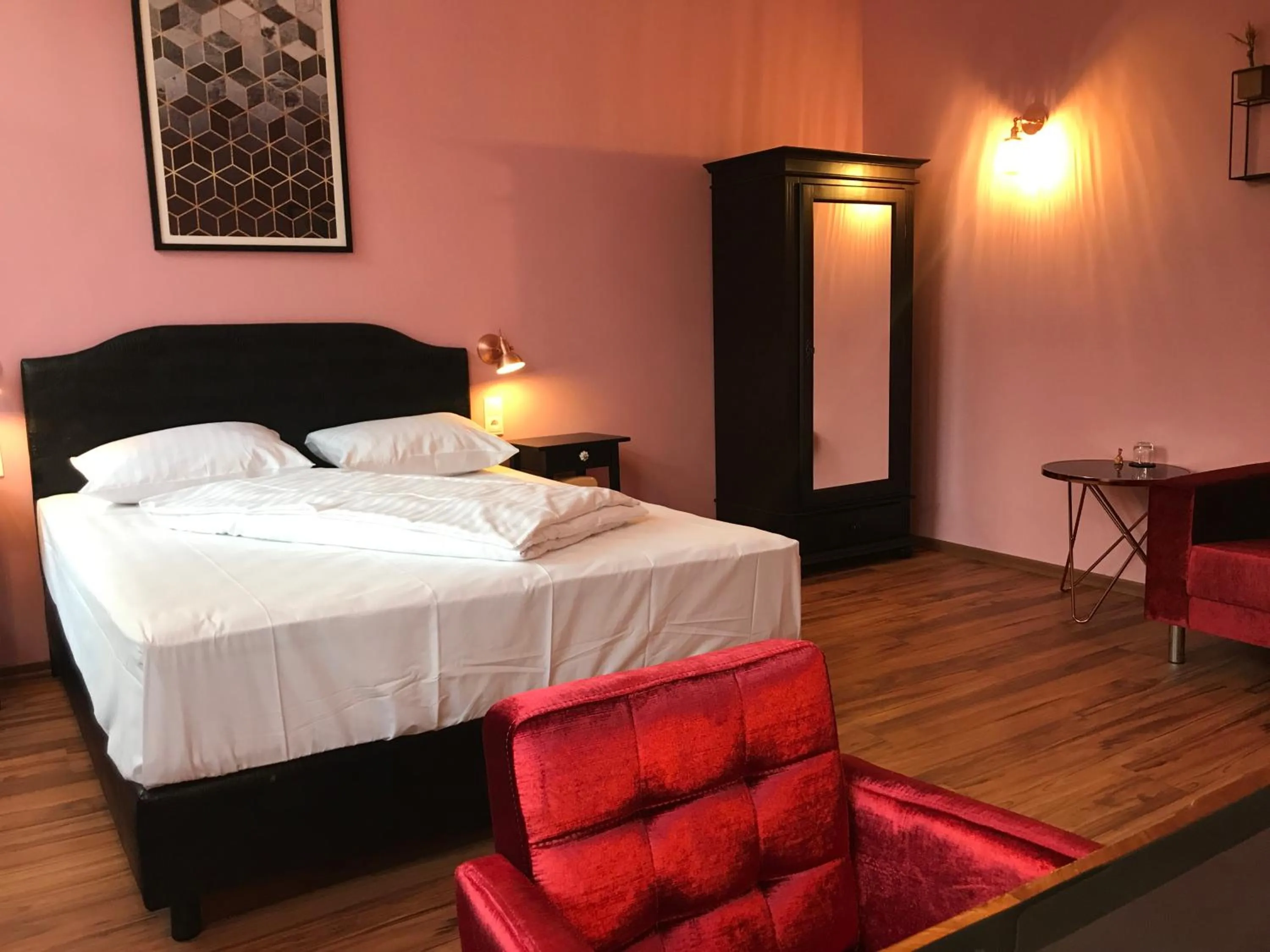 Photo of the whole room, Bed in SmartHotel Mystique Self check-in